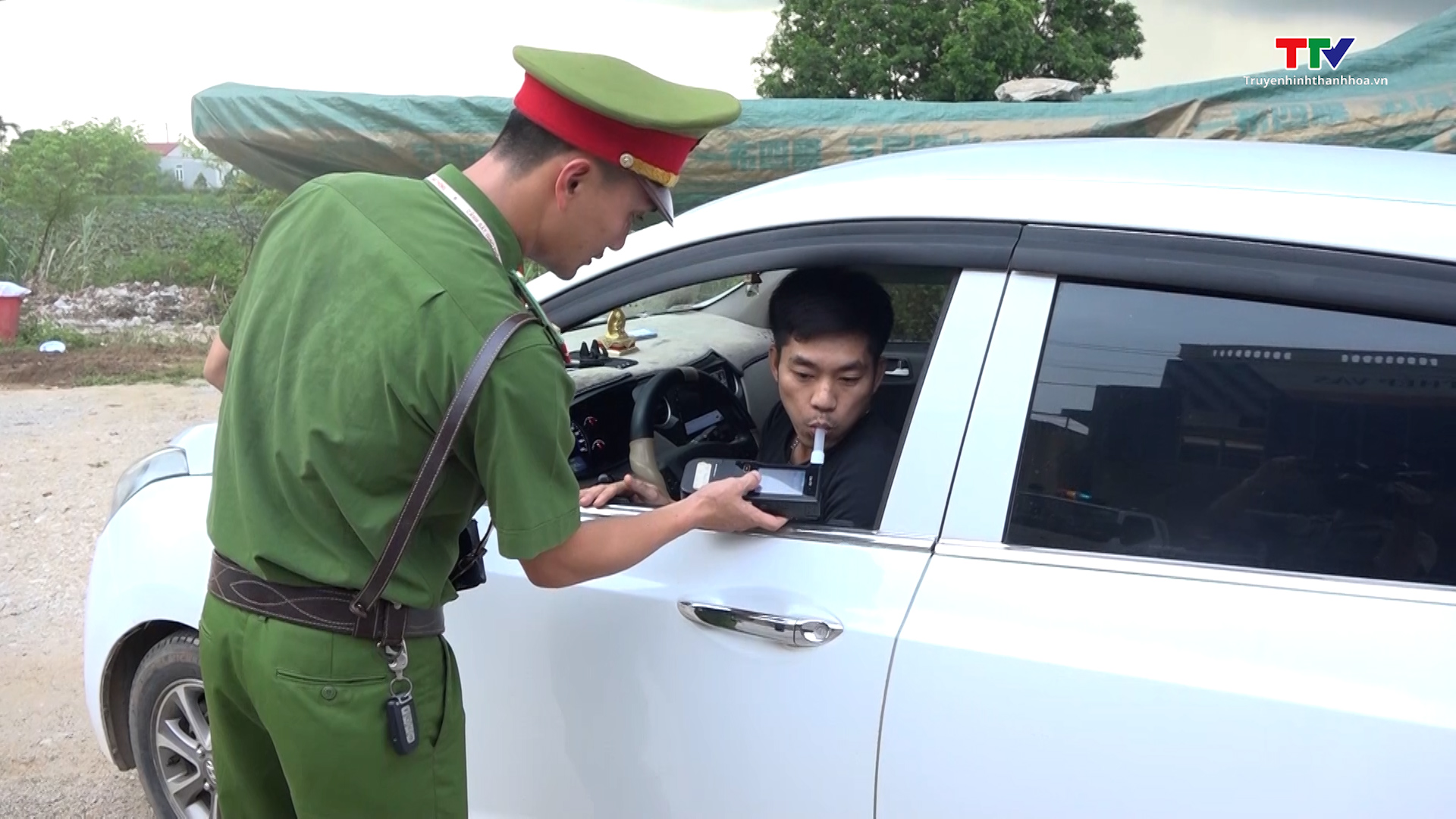 Công an huyện Thạch Thành ra quân tổng kiểm soát xe ô tô kinh doanh vận tải hành khách và vận tải hàng hóa bằng container - Ảnh 2.
