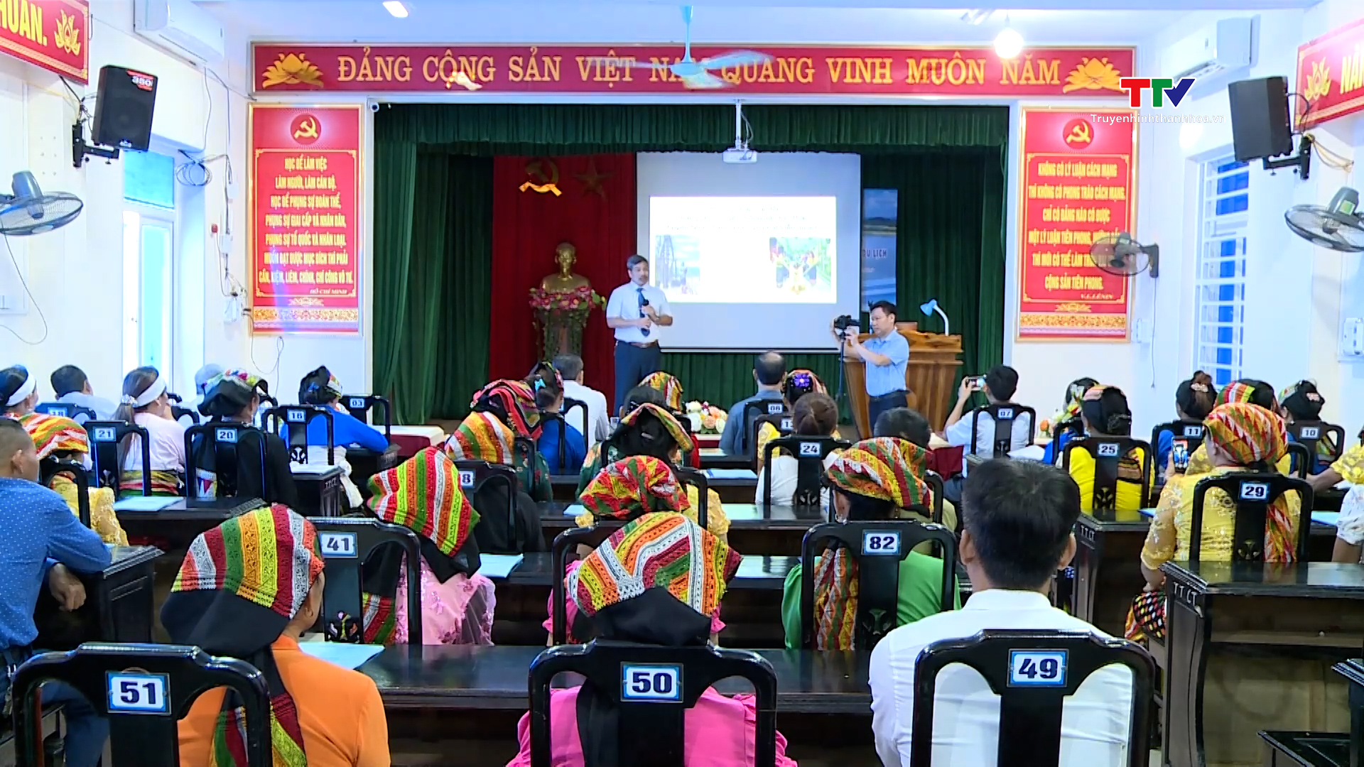 Tập huấn về phương pháp bảo tồn trang phục truyền thống của dân tộc Thái huyện Như Thanh 
 - Ảnh 2.