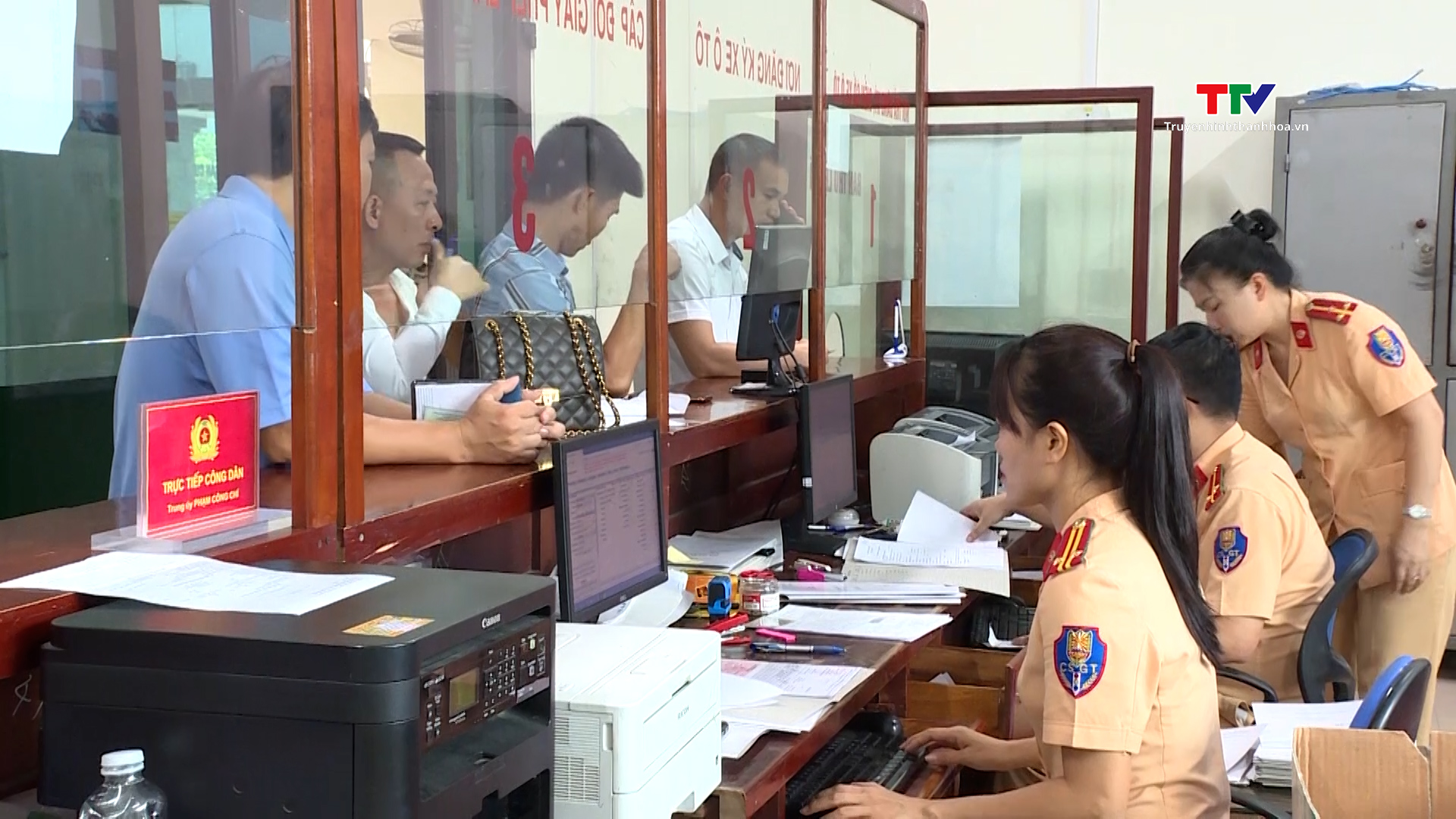 Ngày thứ hai triển khai việc cấp biển số định danh tại thành phố Thanh Hoá - Ảnh 2. Ngày thứ hai triển khai việc cấp biển số định danh tại thành phố Thanh Hoá - Ảnh 2.