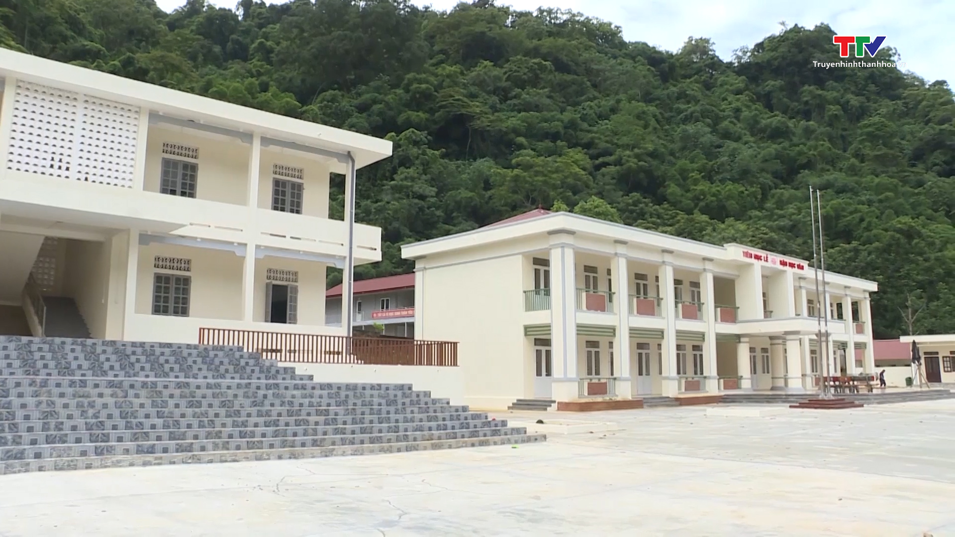 Huyện Quan Sơn chuẩn bị cơ sở vật chất cho năm học mới - Ảnh 2.