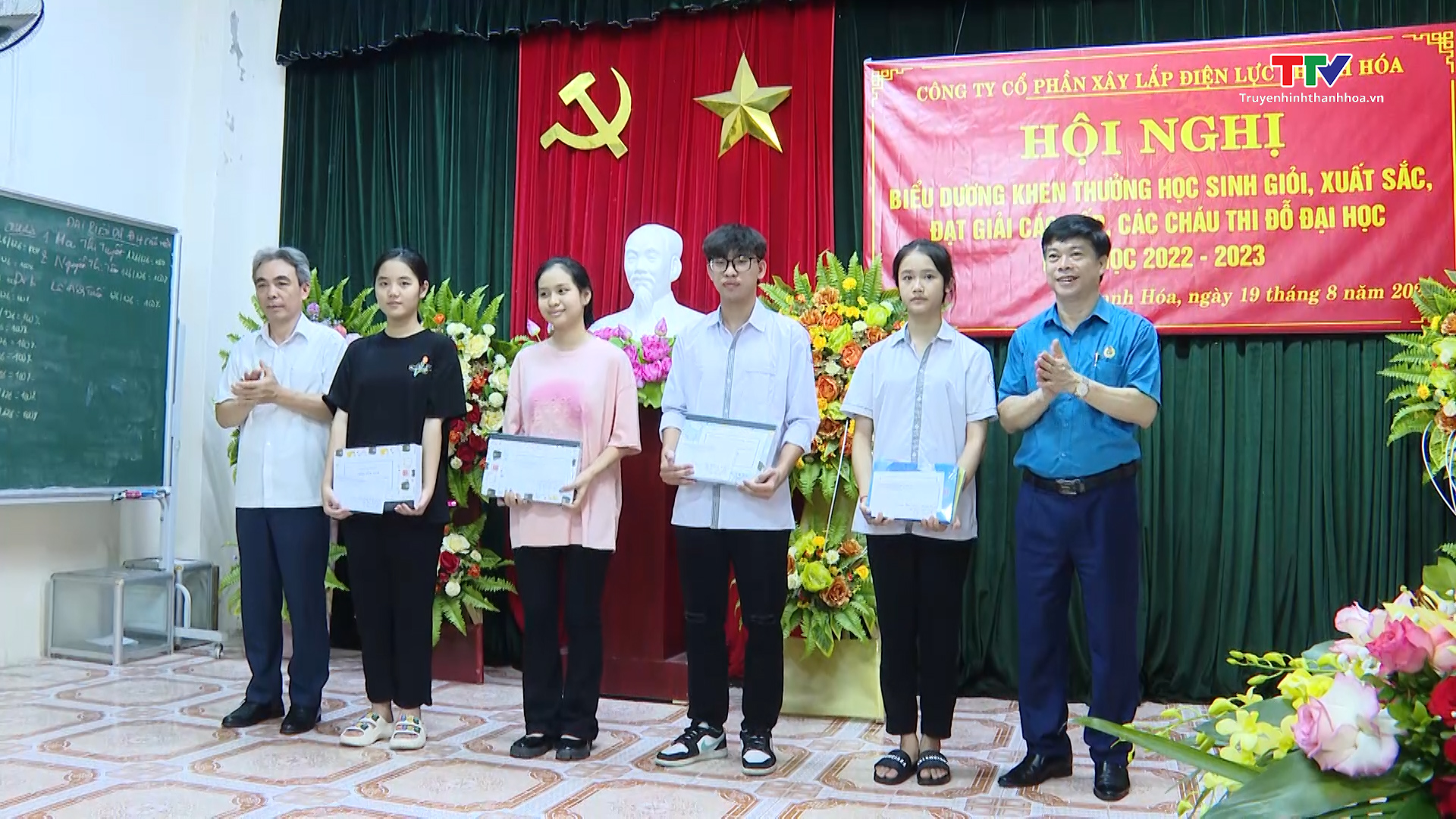 Công ty cổ phần Xây lắp điện lực Thanh Hoá khen thưởng cho học sinh giỏi - Ảnh 2.