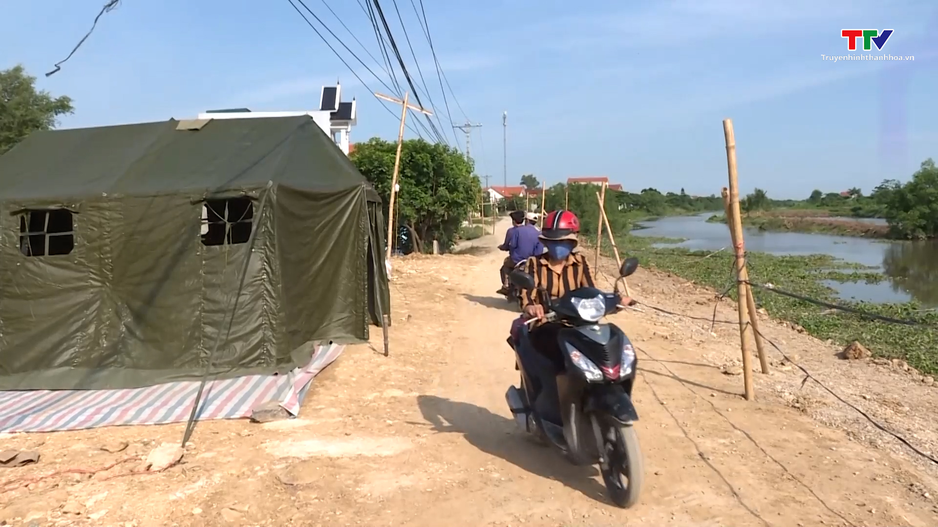 Đê tả sông Càn, huyện Nga Sơn sạt lở nghiêm trọng
 đe dọa cuộc sống của người dân - Ảnh 4.