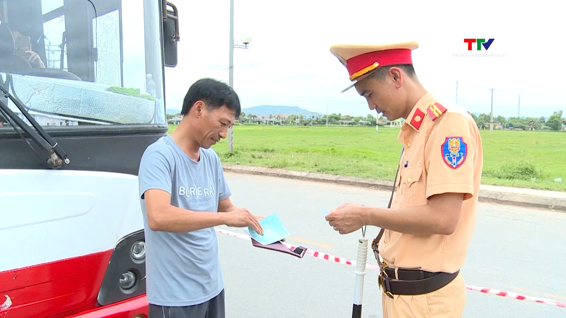 Công an thị xã Nghi Sơn ra quân tổng kiểm soát xe ô tô khách, xe container - Ảnh 2.