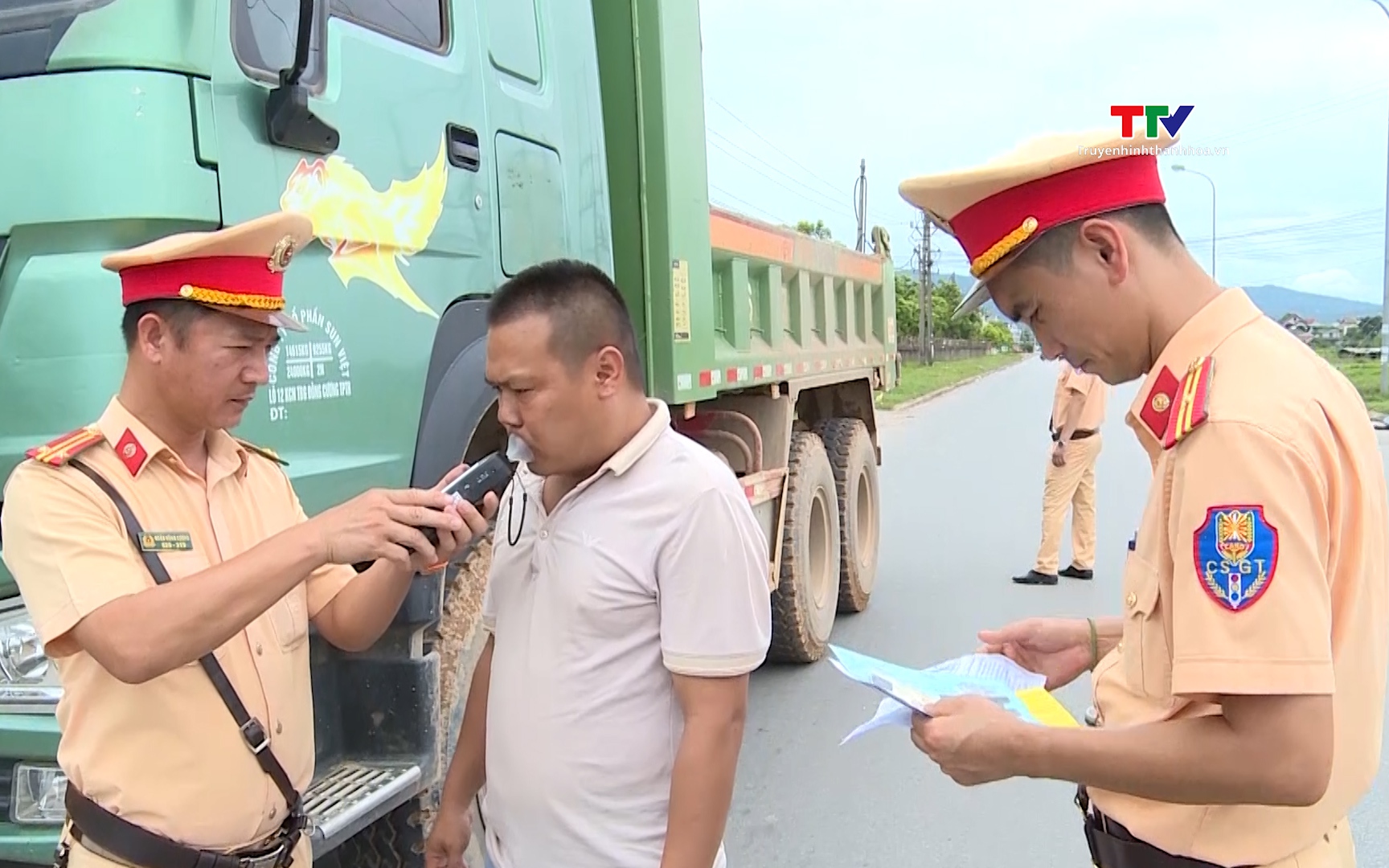 Công an thị xã Nghi Sơn ra quân tổng kiểm soát xe ô tô khách, xe container