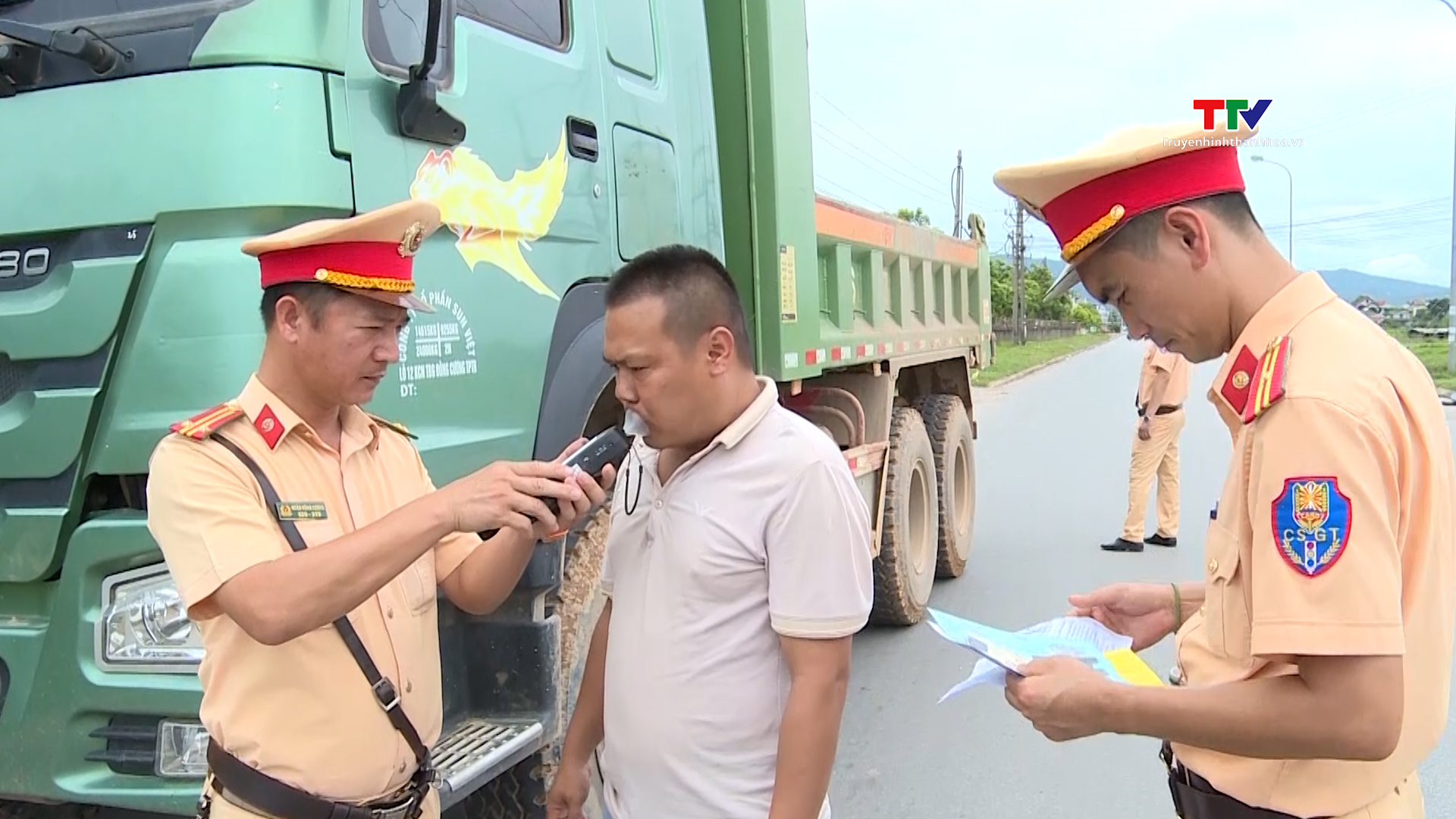 Công an thị xã Nghi Sơn ra quân tổng kiểm soát xe ô tô khách, xe container - Ảnh 5.