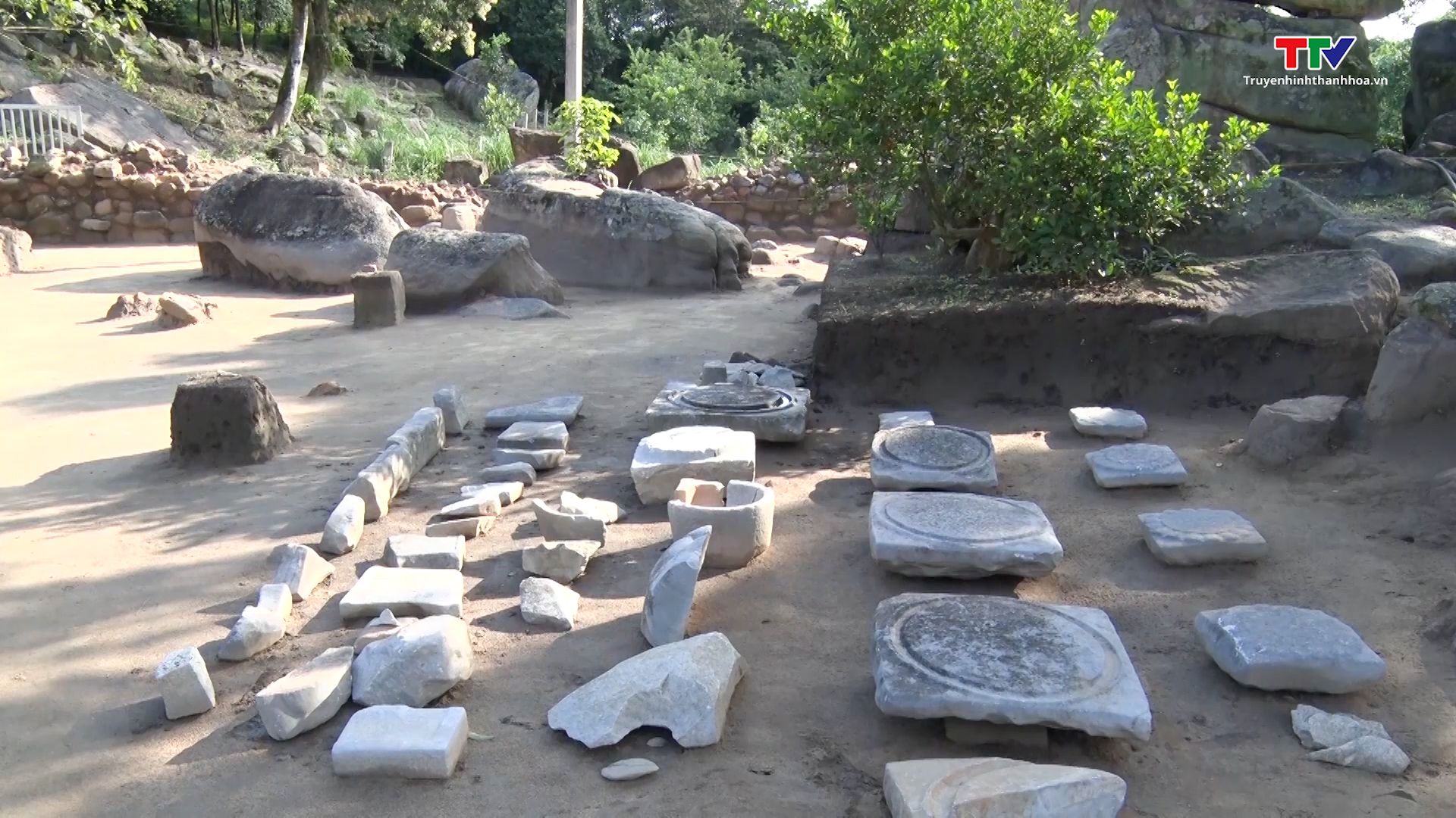 Báo cáo kết quả sơ bộ khai quật khảo cổ học di tích lịch sử và danh lam thắng cảnh Núi Am Các và địa điểm chùa Am Các  - Ảnh 2.