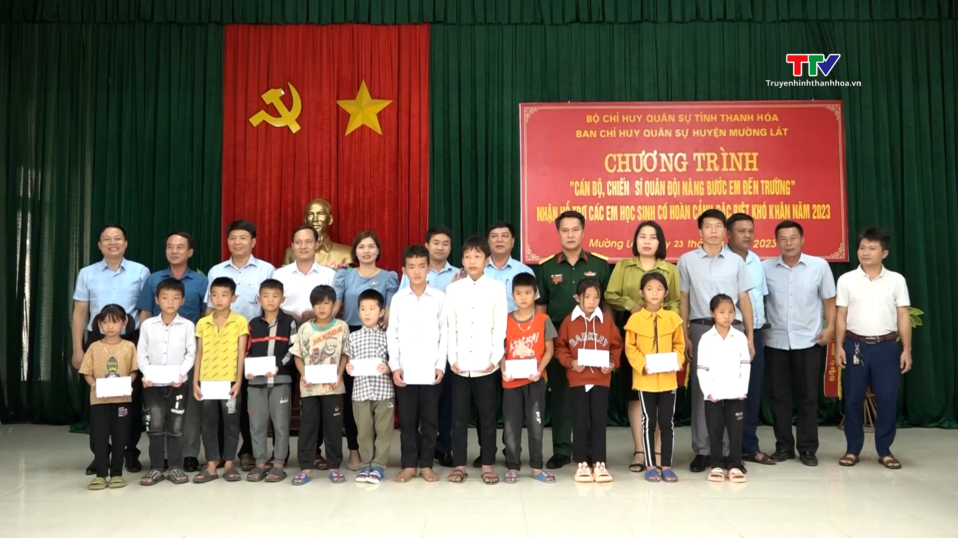 Hỗ trợ 24 học sinh có hoàn cảnh đặc biệt khó khăn tại huyện Mường Lát - Ảnh 2.
