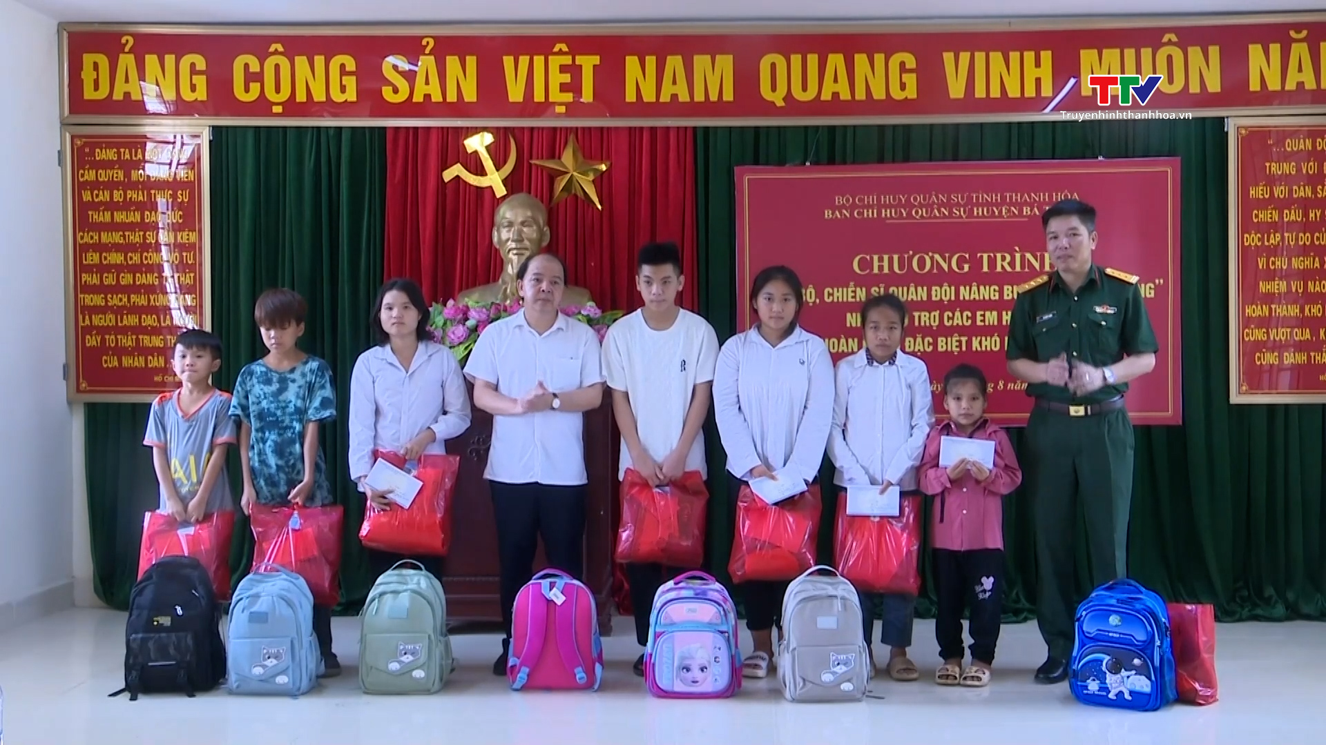Hỗ trợ 24 học sinh có hoàn cảnh đặc biệt khó khăn tại huyện Mường Lát - Ảnh 3.