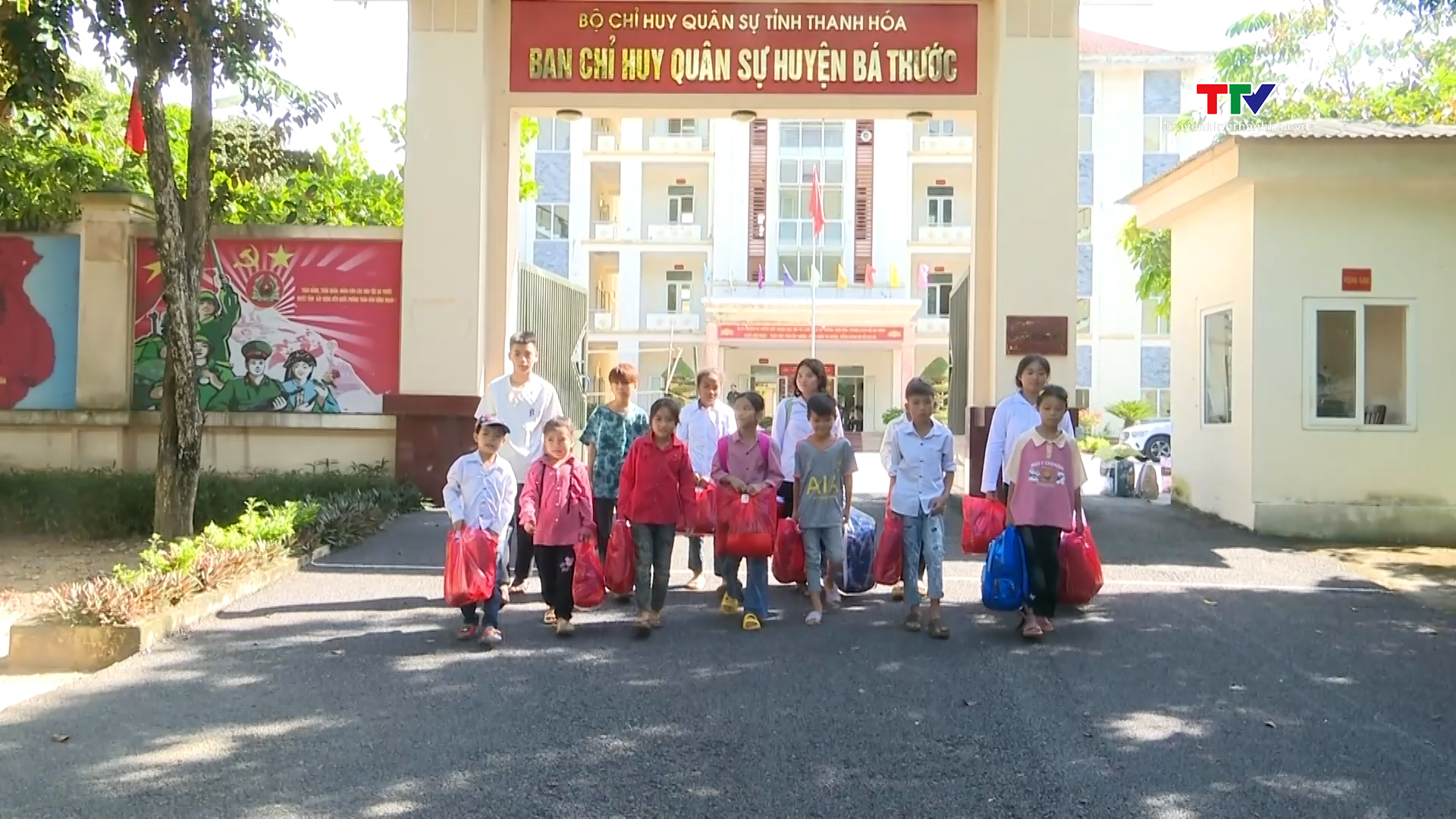Hỗ trợ 24 học sinh có hoàn cảnh đặc biệt khó khăn tại huyện Mường Lát - Ảnh 5.