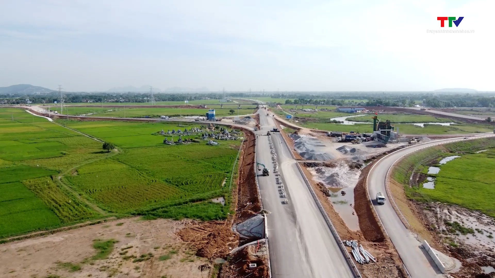Cao tốc Quốc lộ 45 - Nghi Sơn trước ngày thông xe 2/9 - Ảnh 4.