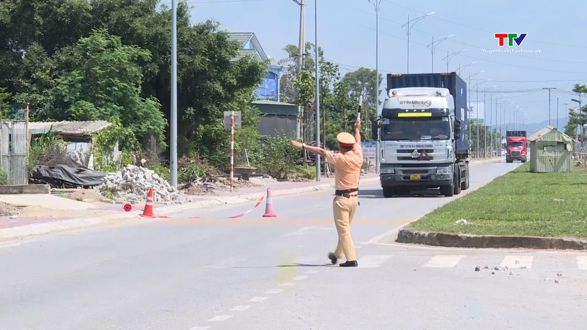 Cảnh sát giao thông Thanh Hoá: lập biên bản 282 xe khách và xe container vi phạm giao thông sau 10 ngày ra quân - Ảnh 5.