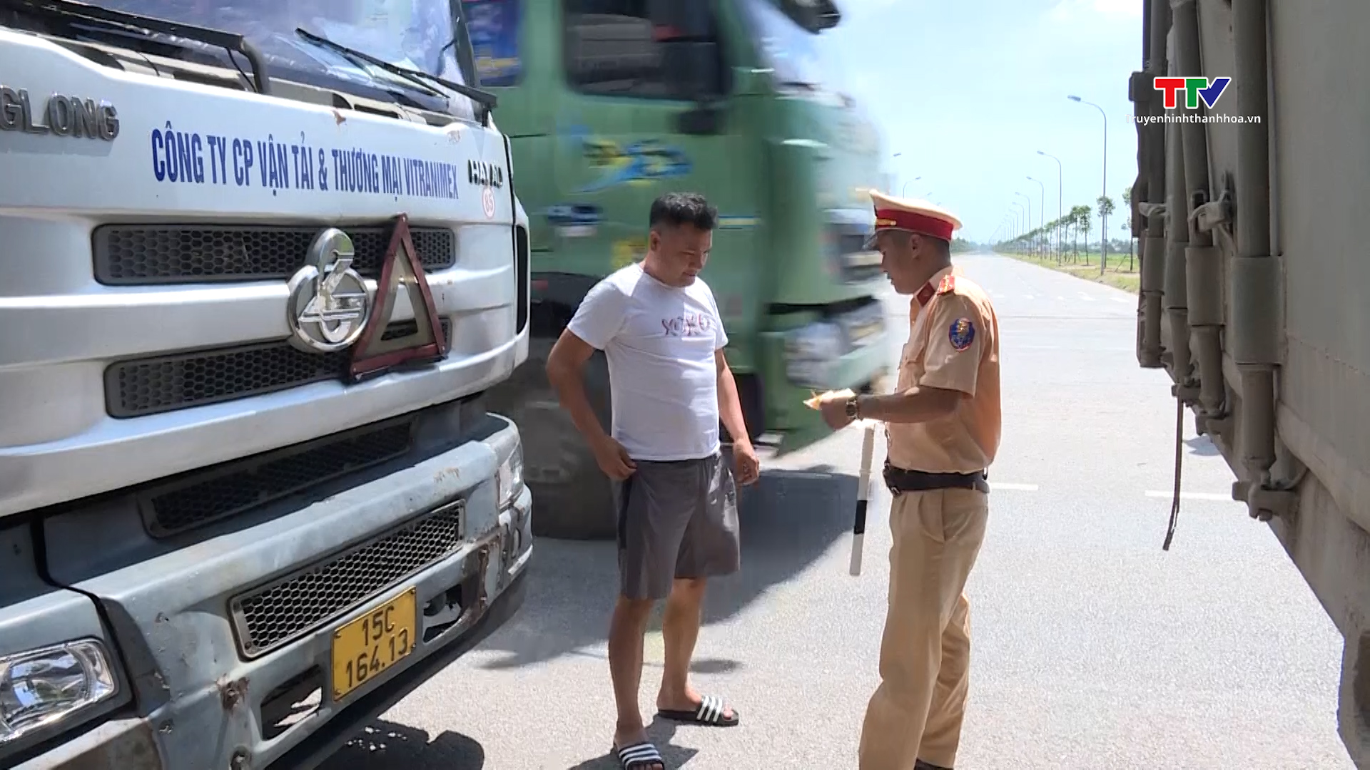 Cảnh sát giao thông Thanh Hoá: lập biên bản 282 xe khách và xe container vi phạm giao thông sau 10 ngày ra quân - Ảnh 3.