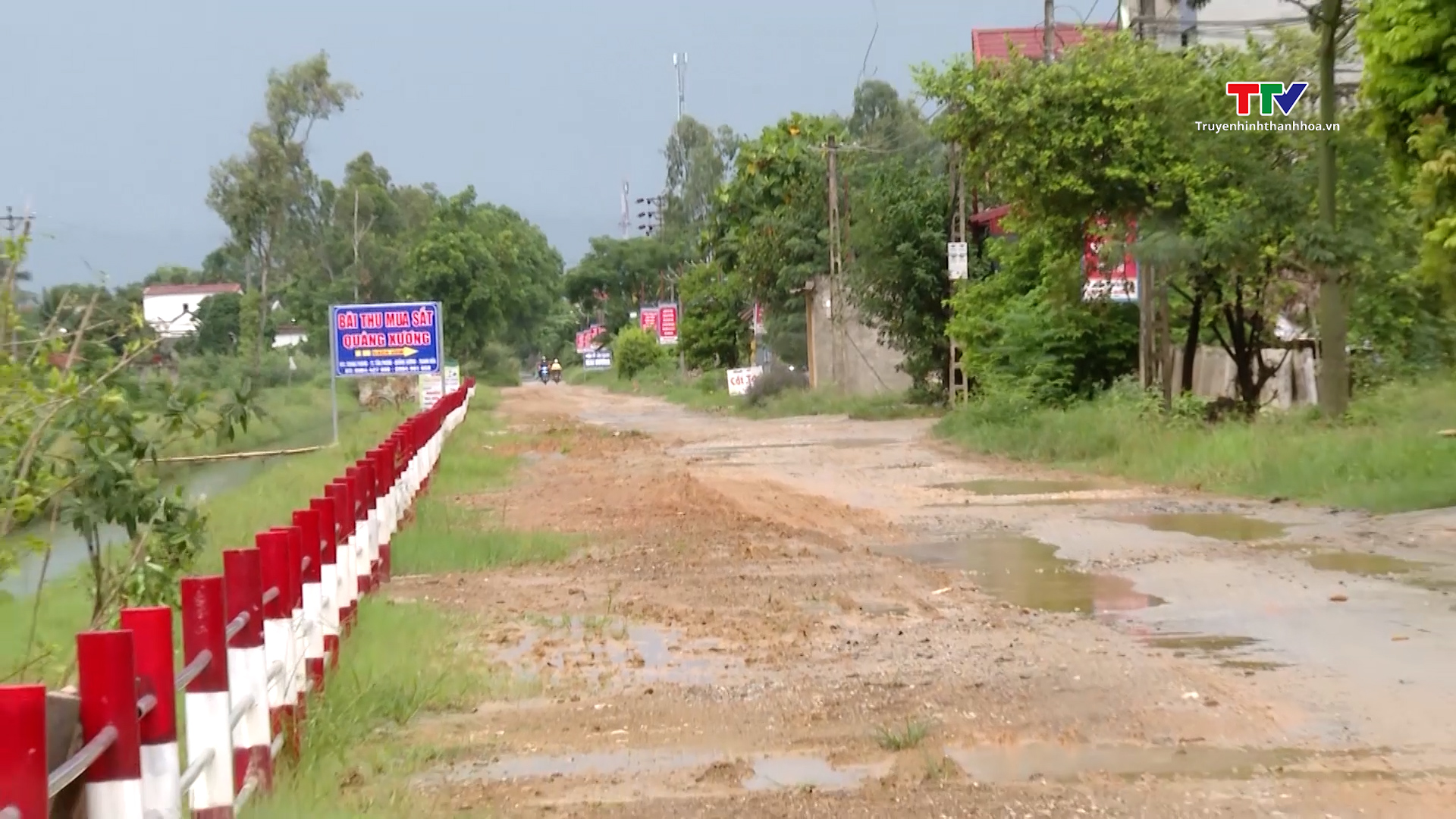 Đường xuống cấp gây ảnh hưởng tới đời sống người dân tại thị trấn Tân Phong, huyện Quảng Xương
 - Ảnh 4.