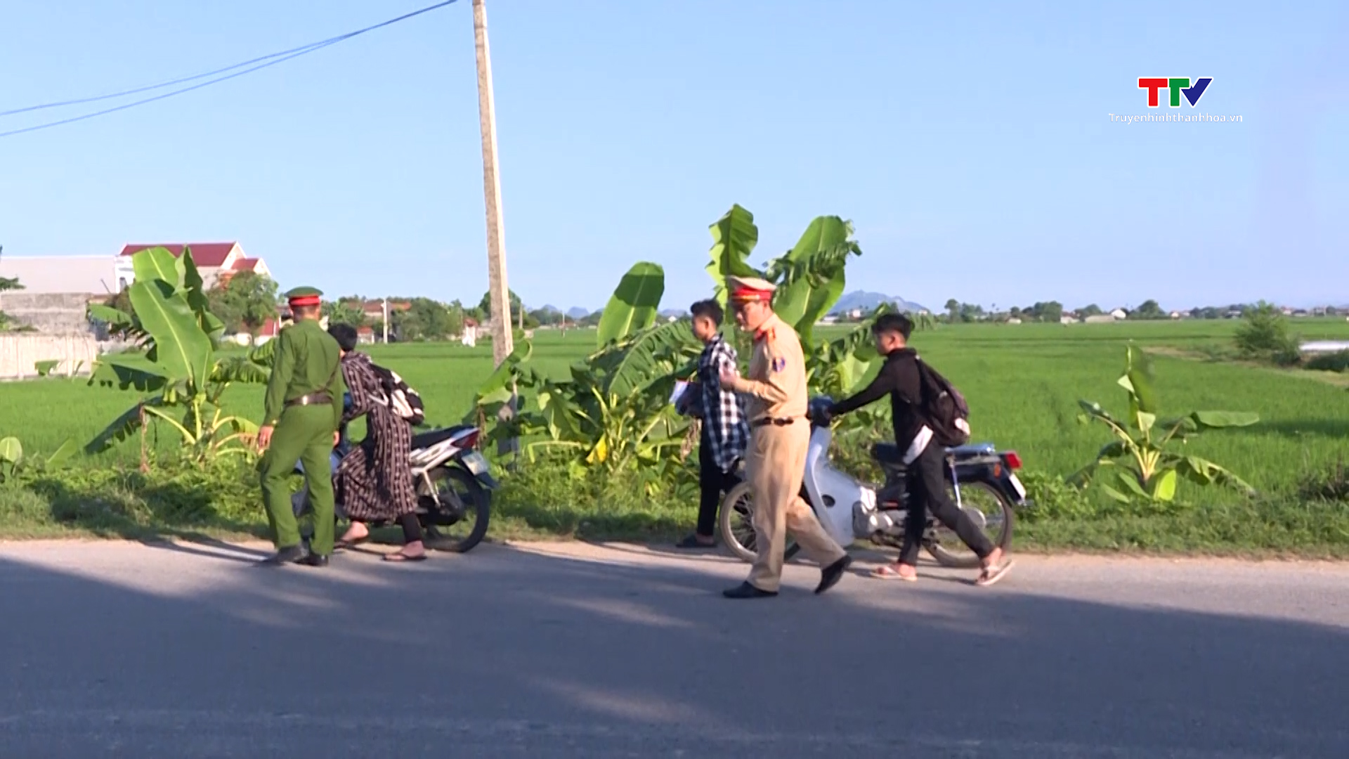 Công an huyện Triệu Sơn xử lý người điều khiển mô tô xe máy vi phạm Luật Giao thông đường bộ
 - Ảnh 2.
