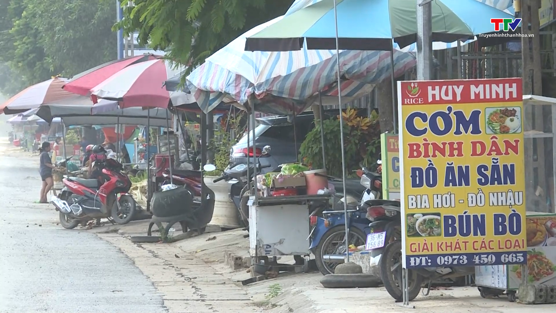 Cần sớm giải tỏa tình trạng họp chợ trước cổng công ty giày Akalia Việt Nam, đoạn qua xã Hải Long, huyện Như Thanh  - Ảnh 2.