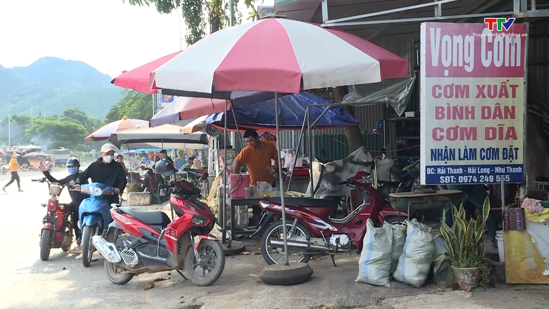 Cần sớm giải tỏa tình trạng họp chợ trước cổng công ty giày Akalia Việt Nam, đoạn qua xã Hải Long, huyện Như Thanh  - Ảnh 3.