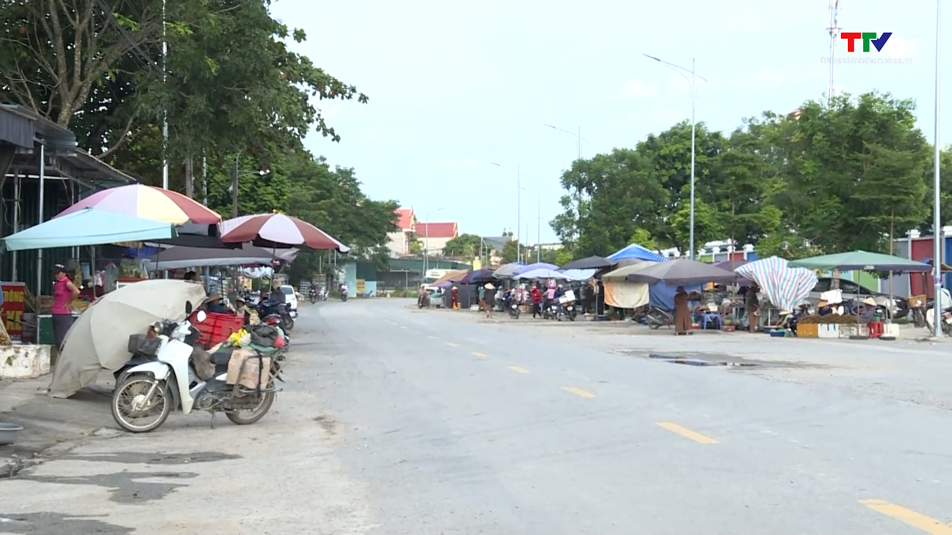Cần sớm giải tỏa tình trạng họp chợ trước cổng công ty giày Akalia Việt Nam, đoạn qua xã Hải Long, huyện Như Thanh  - Ảnh 6.