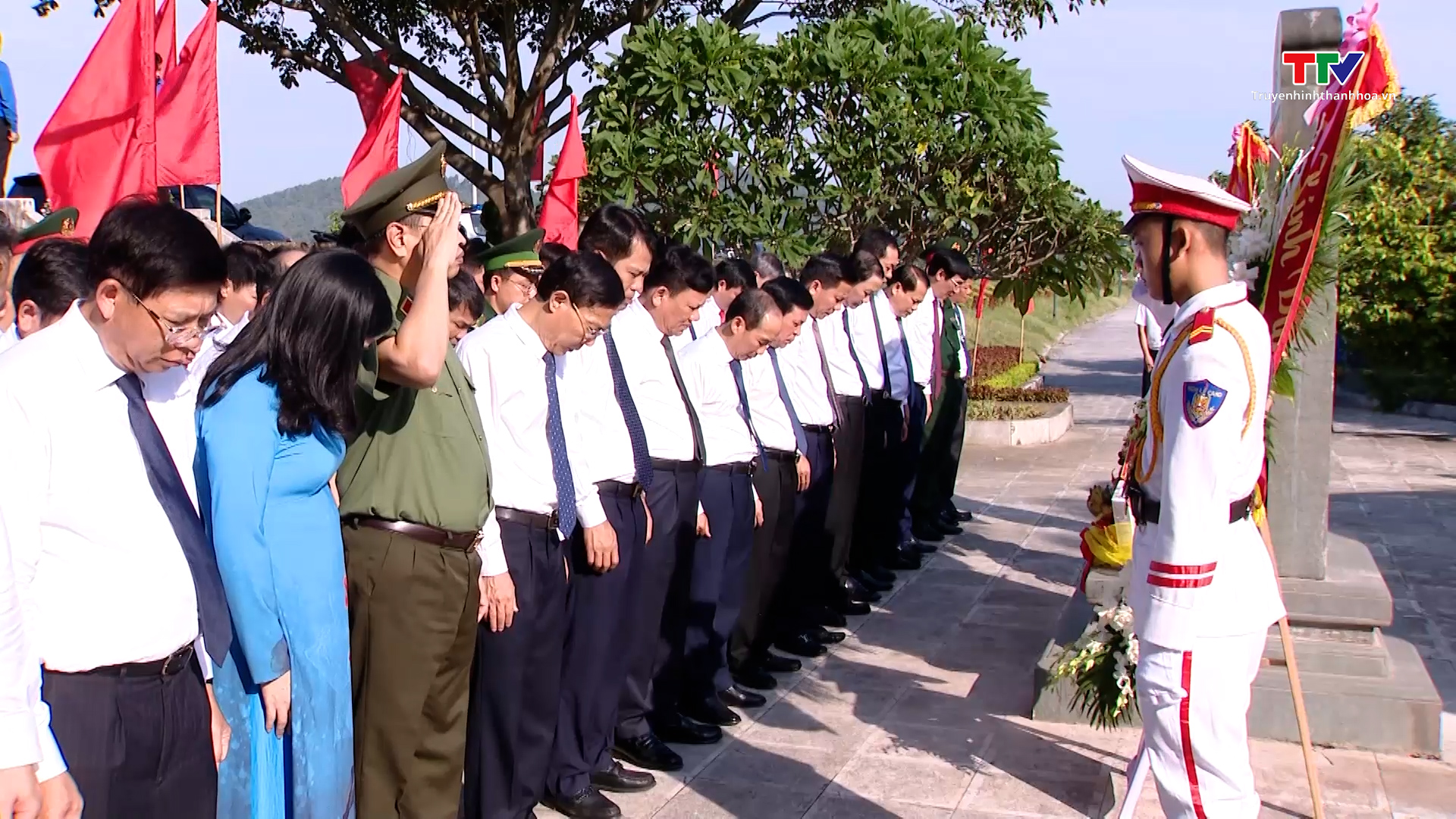 Lãnh đạo tỉnh Thanh Hoá dâng hương tưởng niệm Chủ tịch Hồ Chí Minh, Mẹ Việt Nam anh hùng và các anh hùng liệt sĩ - Ảnh 6.