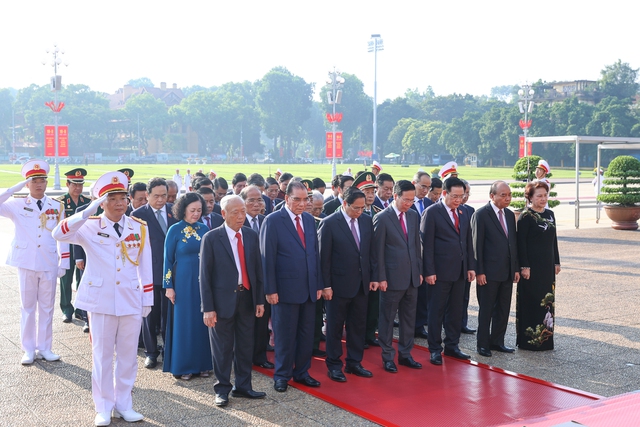 Lãnh đạo Đảng, Nhà nước vào Lăng viếng Chủ tịch Hồ Chí Minh nhân dịp Quốc khánh - Ảnh 1.