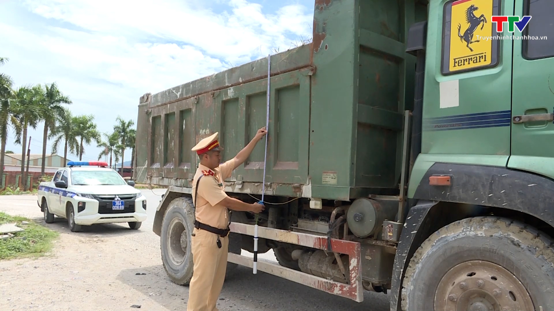 Phòng Cảnh sát giao thông tăng cường kiểm soát tải trọng phương tiện trên các tuyến Quốc lộ - Ảnh 4.