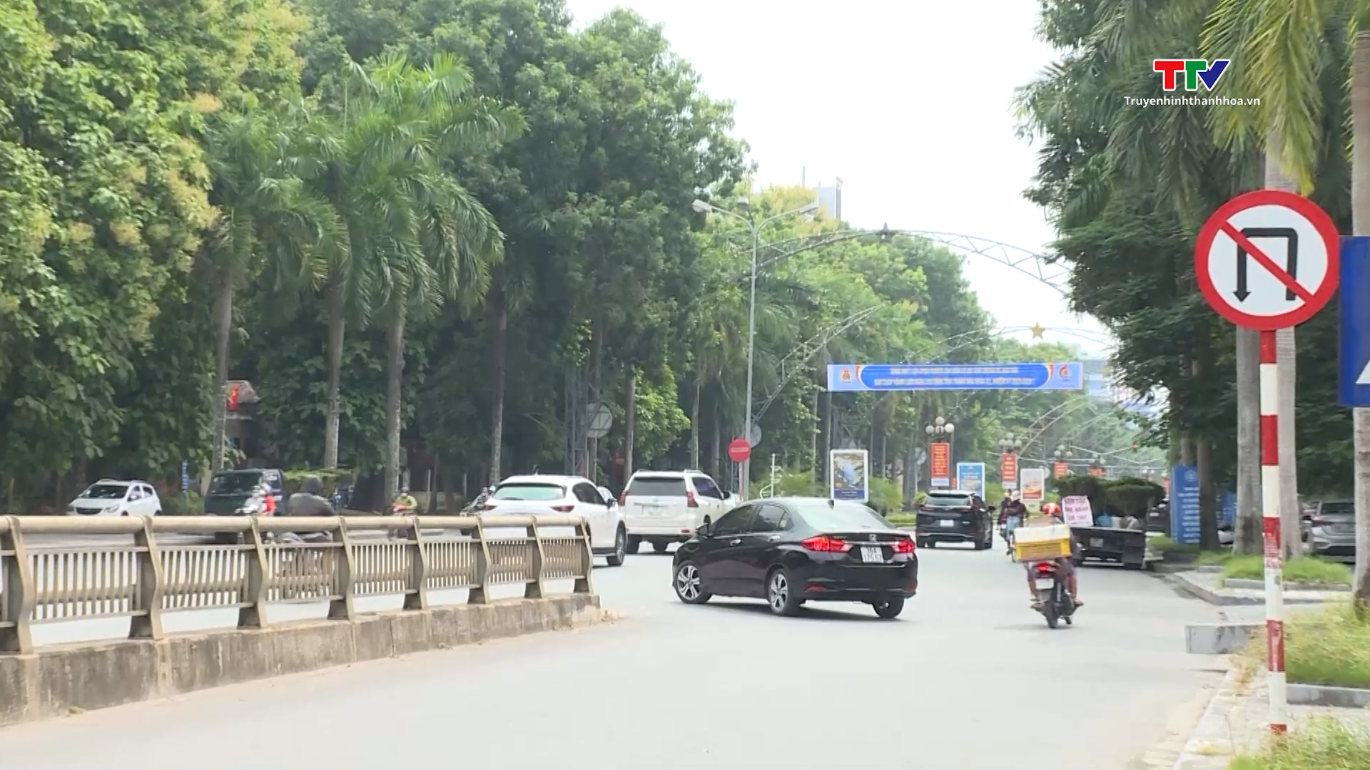Mất an toàn giao thông tại khu vực cầu vượt Phú Sơn, thành phố Thanh Hóa - Ảnh 2.