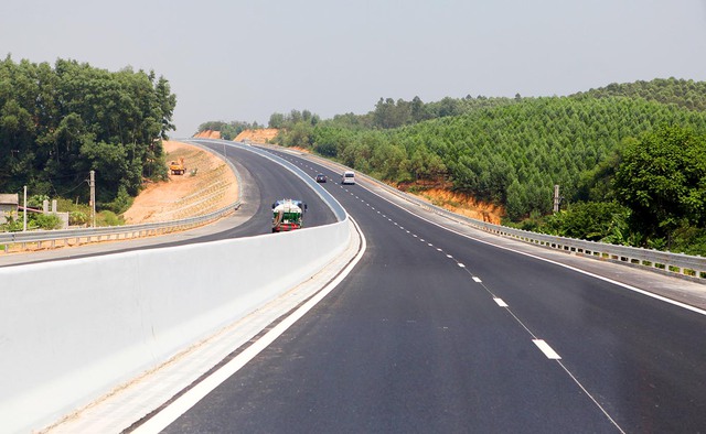 Thủ tướng yêu cầu khẩn trương xây dựng quy chuẩn về đường bộ cao tốc - Ảnh 1.
