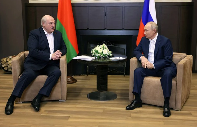 Tổng thống Belarus tới thành phố Sochi hội đàm với tổng thống Nga, Putin - Ảnh 1.