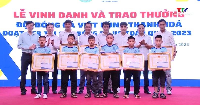 Vinh danh và trao thưởng cho đội U9 Việt Hùng Thanh Hóa - Ảnh 2.