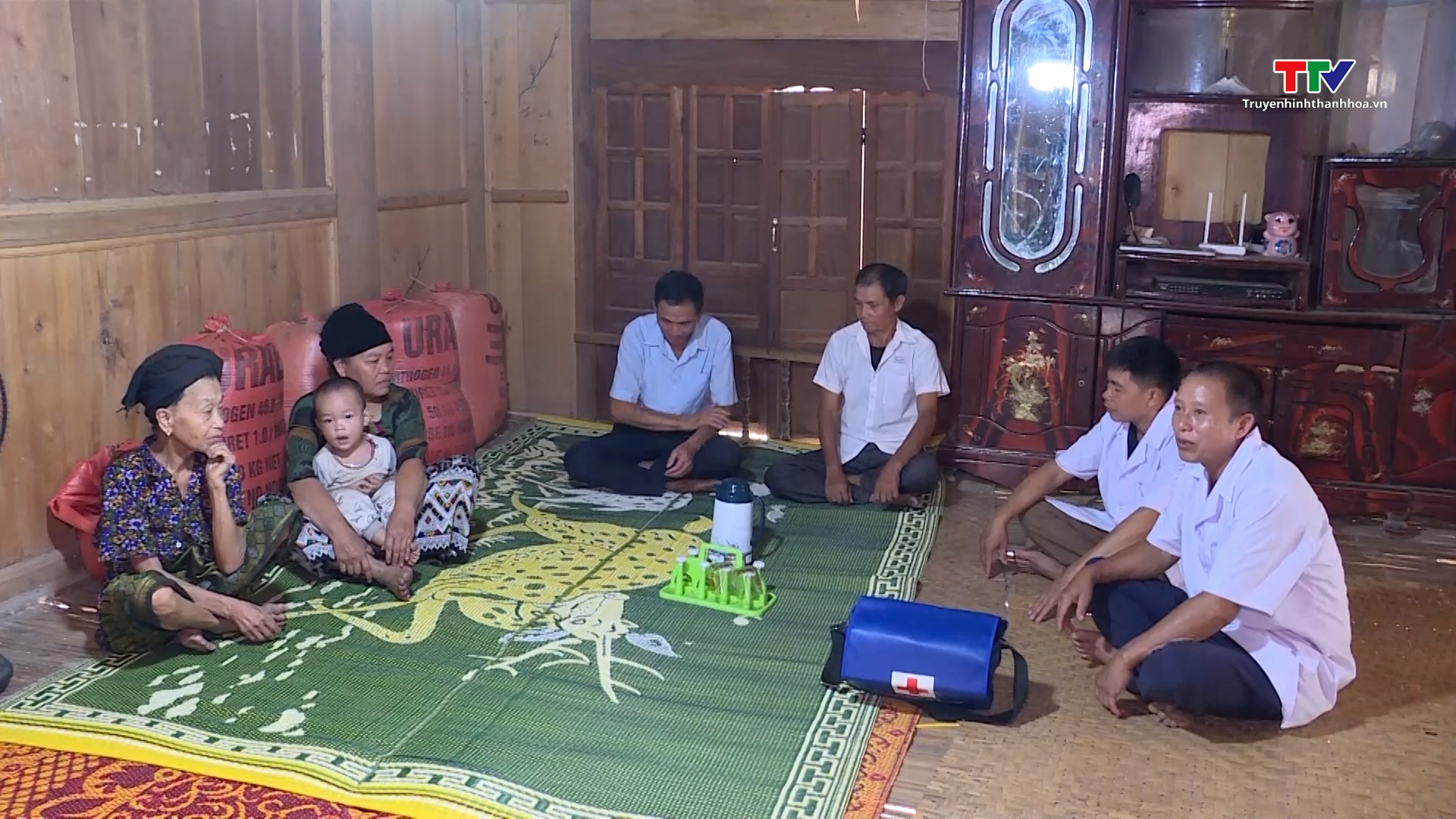 Trung tâm Y tế huyện Mường Lát làm tốt công tác chăm sóc sức khỏe cho nhân dân - Ảnh 2.