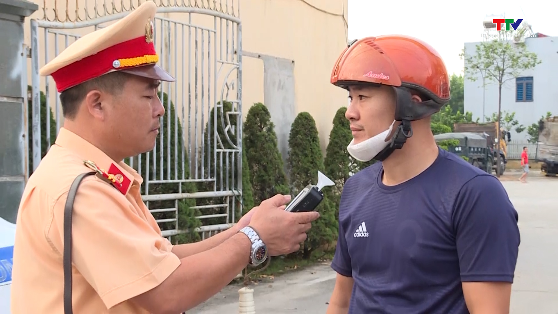 Cảnh sát giao thông Thanh Hóa tăng cường xử lý nồng độ cồn  - Ảnh 2.