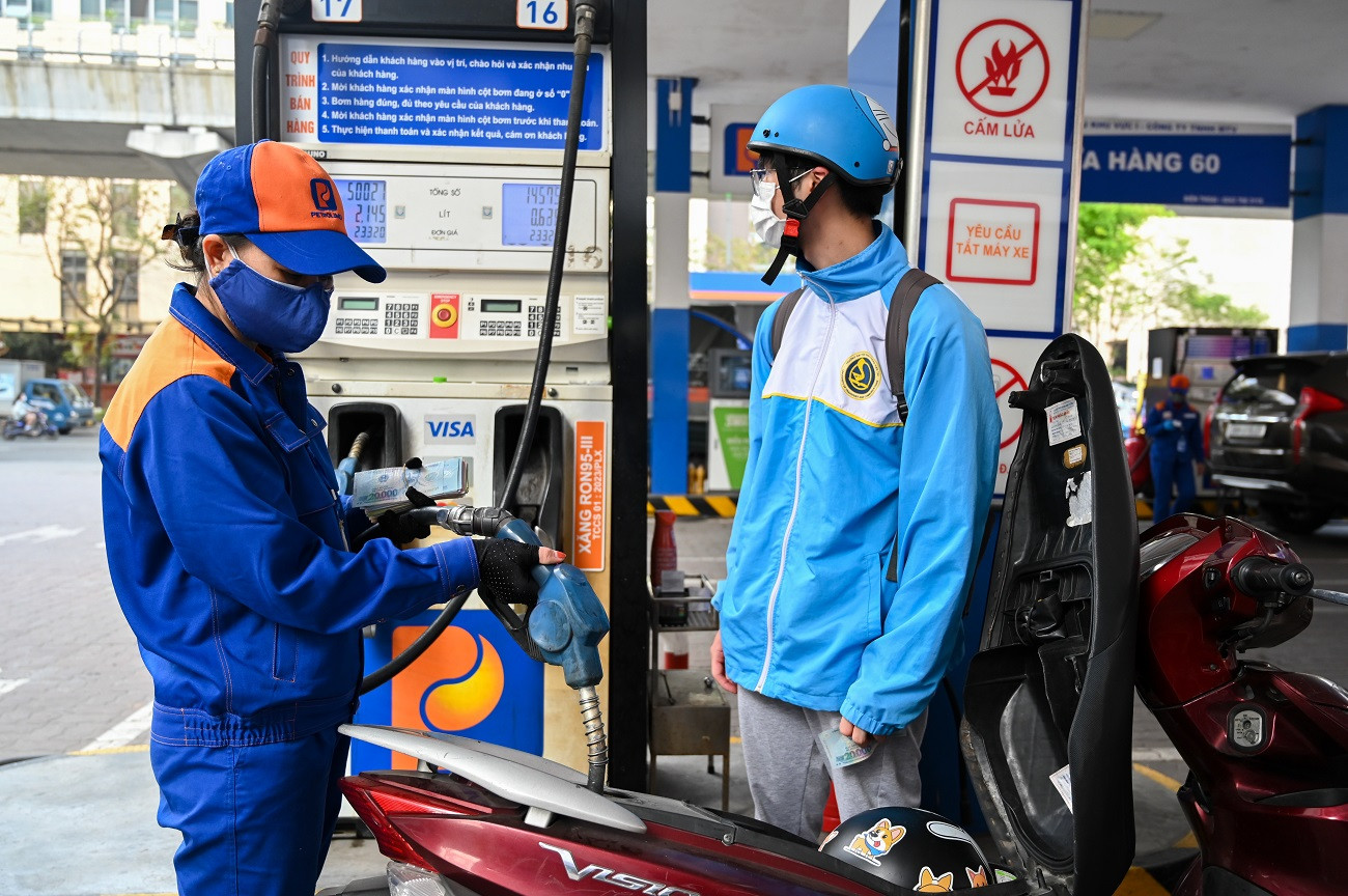Giá xăng dầu tăng mạnh, RON95 vượt 25.000 đồng/lít - Ảnh 1.