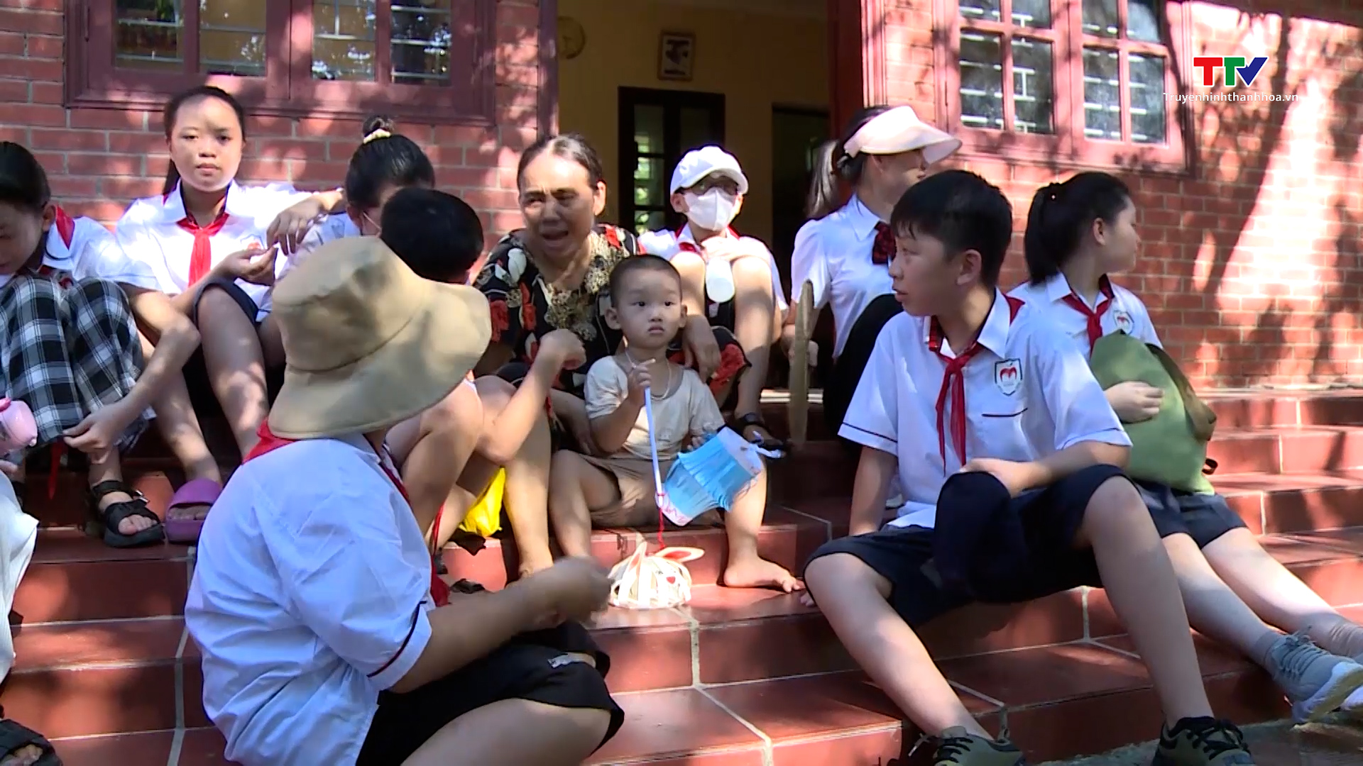 Mang Trung thu yêu thương đến với làng trẻ em SOS Thanh Hoá - Ảnh 3.