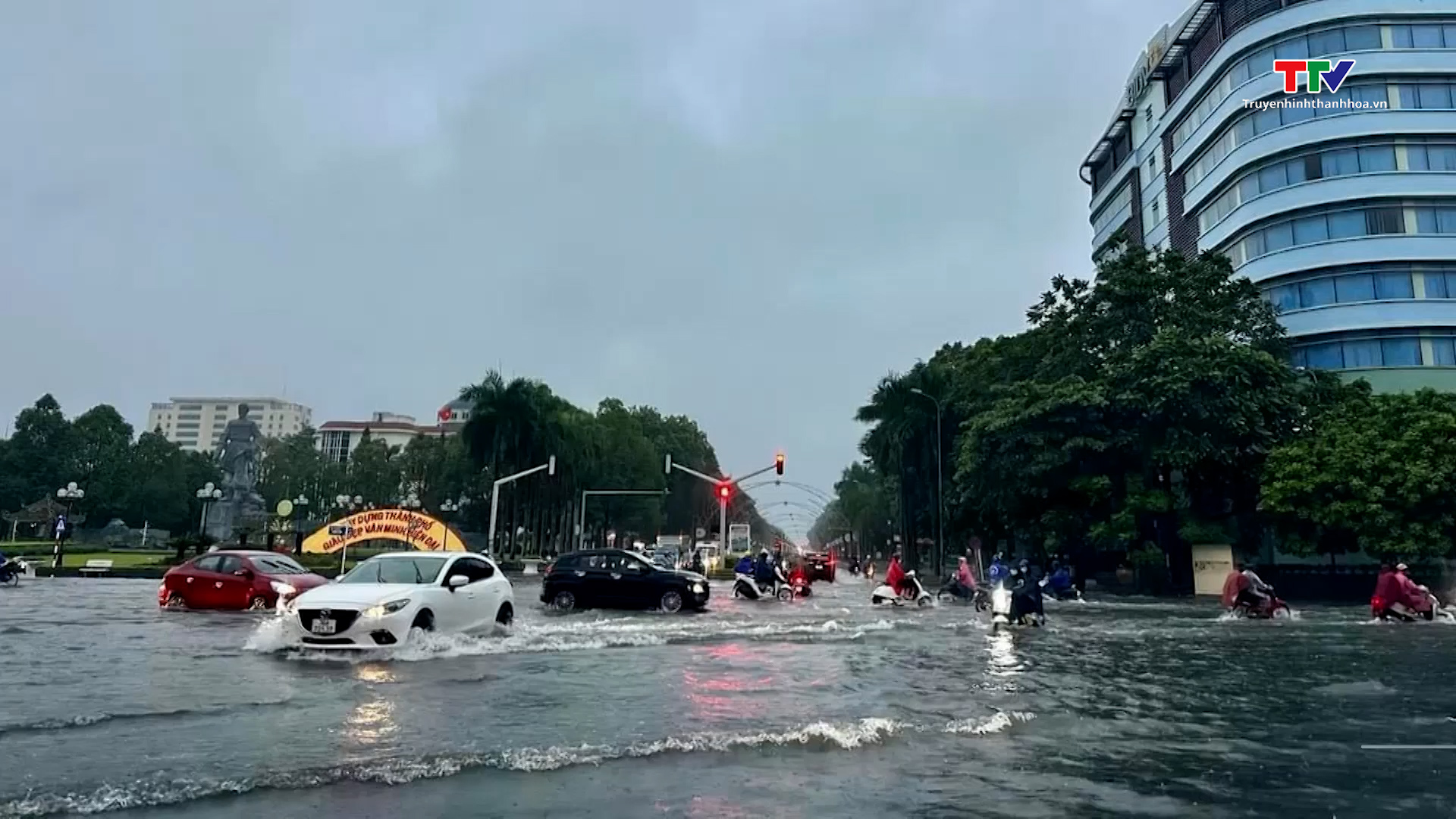 Thanh Hóa: Mưa lớn gây ngập hàng loạt tuyến giao thông - Ảnh 2.