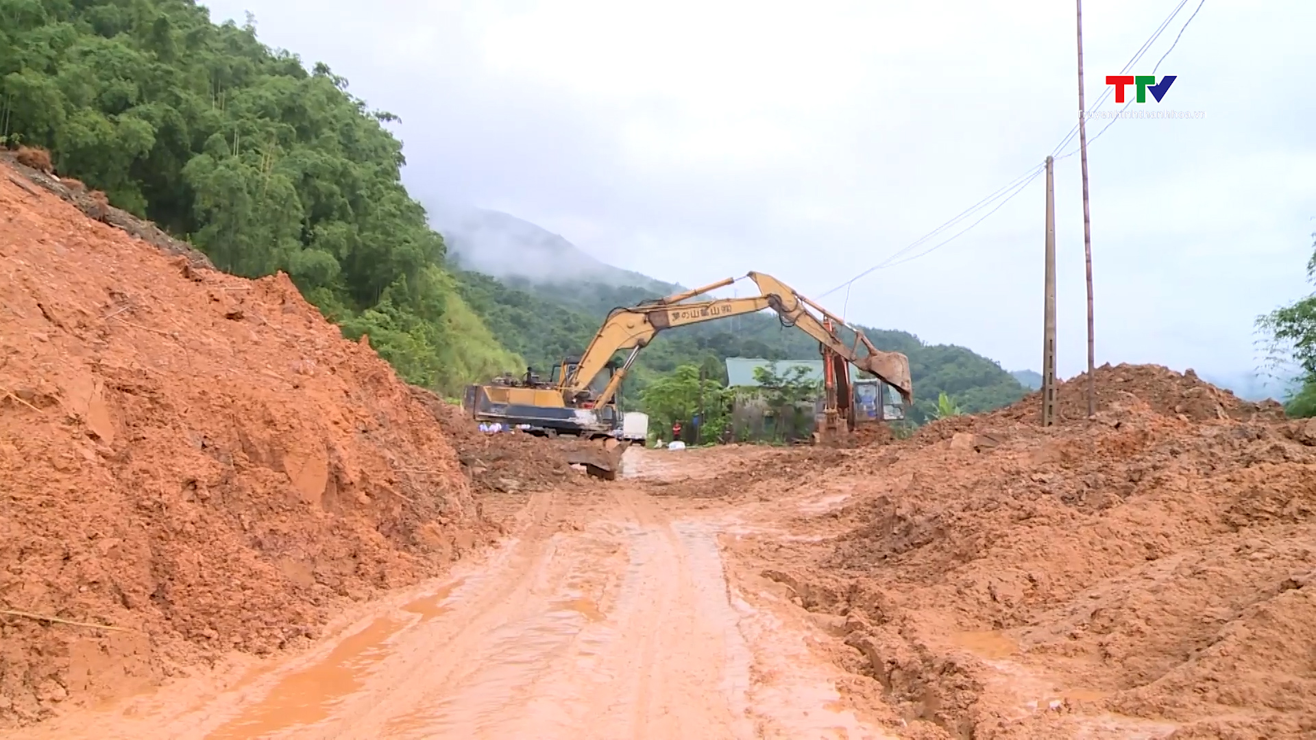 Phó Chủ tịch UBND tỉnh Lê Đức Giang kiểm tra và chỉ đạo khắc phục mưa lũ tại các huyện miền núi
 - Ảnh 2.