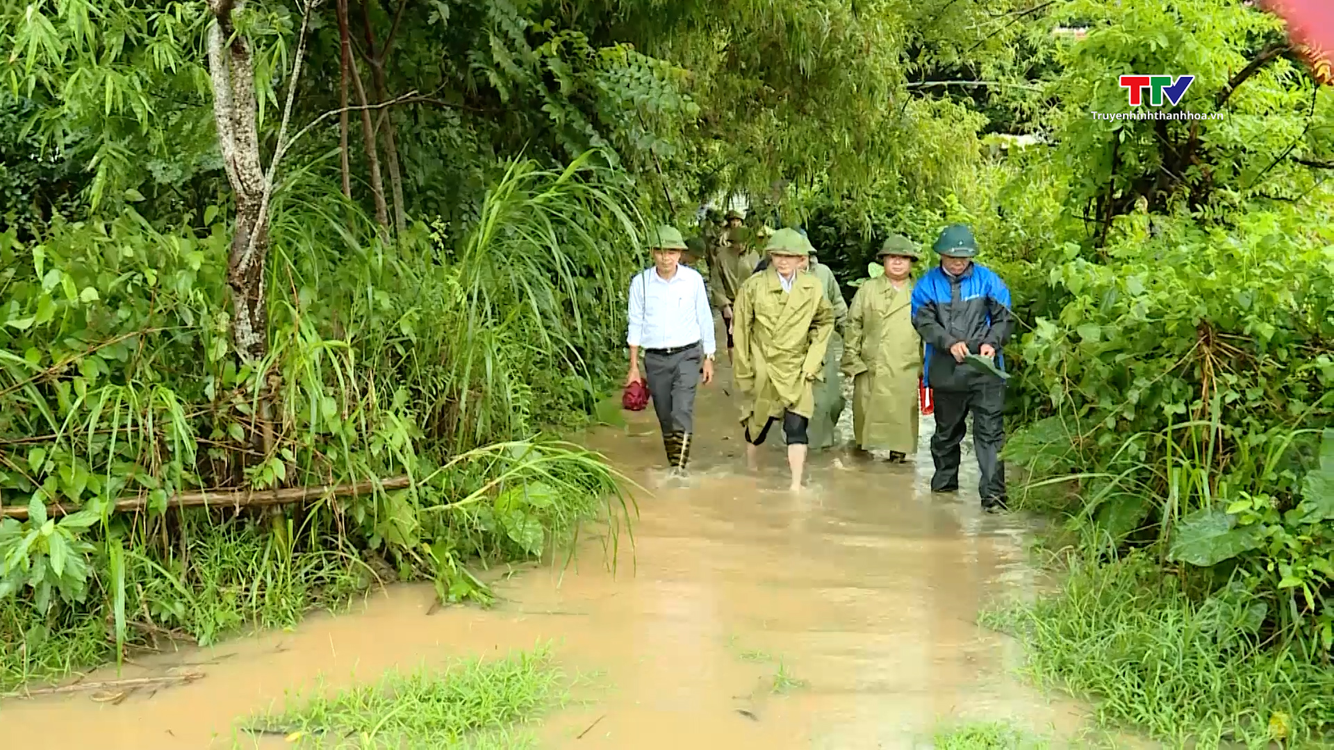 Chủ tịch UBND tỉnh Đỗ Minh Tuấn kiểm tra và chỉ đạo khắc phục hậu quả mưa lũ ở các huyện Hà Trung và Vĩnh Lộc
 - Ảnh 2.