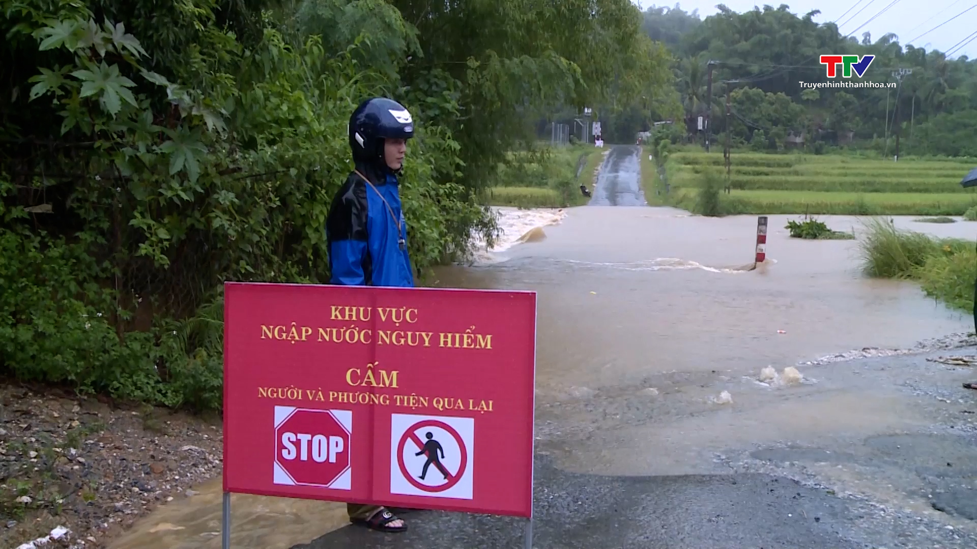 Phó Chủ tịch UBND tỉnh Lê Đức Giang kiểm tra và chỉ đạo khắc phục mưa lũ tại các huyện miền núi
 - Ảnh 4.