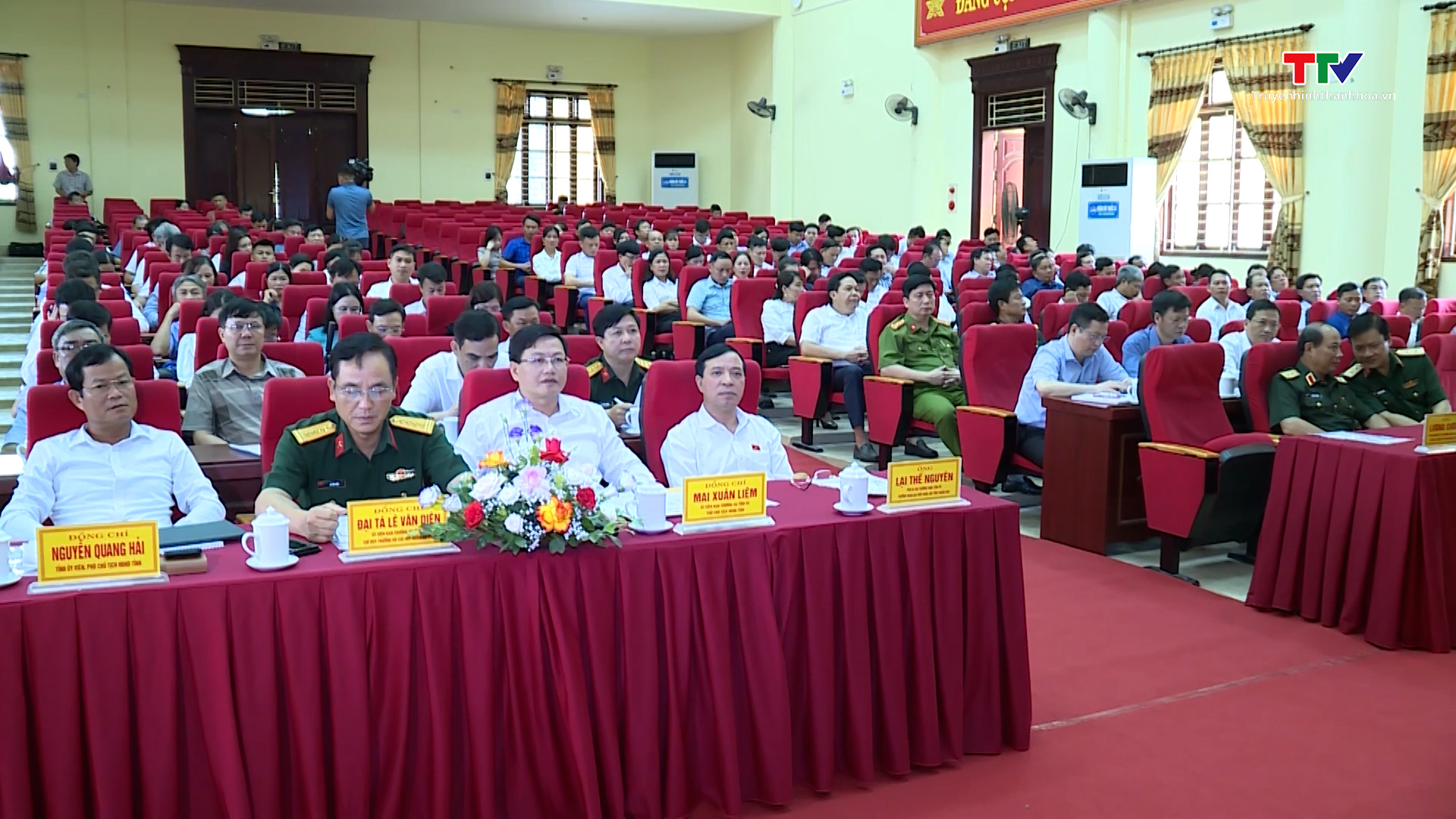 Đại tướng Lương Cường, Ủy viên Bộ Chính trị, Chủ nhiệm Tổng cục Chính trị Quân đội Nhân dân Việt Nam tiếp xúc cử tri tại Thanh Hóa - Ảnh 8.