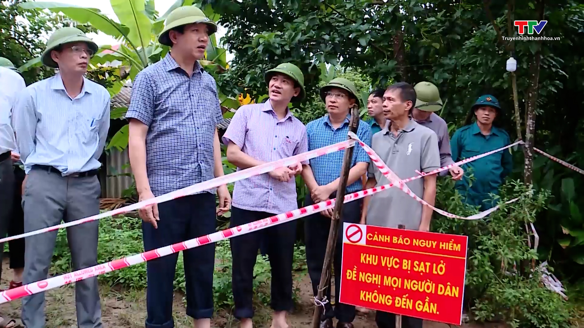 Phó Chủ tịch UBND tỉnh Lê Đức Giang kiểm tra và chỉ đạo khắc phục mưa lũ tại các huyện Thạch Thành và huyện Hoằng Hoá - Ảnh 2.