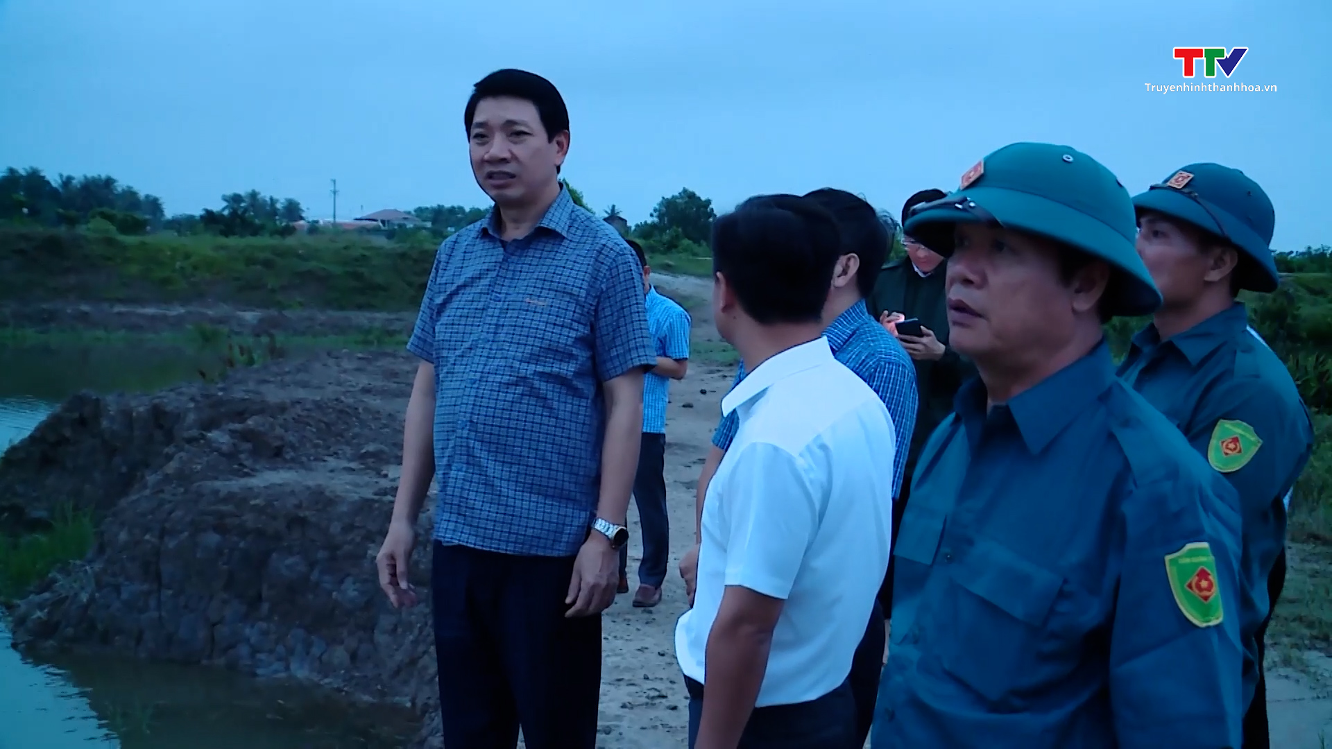 Phó Chủ tịch UBND tỉnh Lê Đức Giang kiểm tra và chỉ đạo khắc phục mưa lũ tại các huyện Thạch Thành và huyện Hoằng Hoá - Ảnh 4.