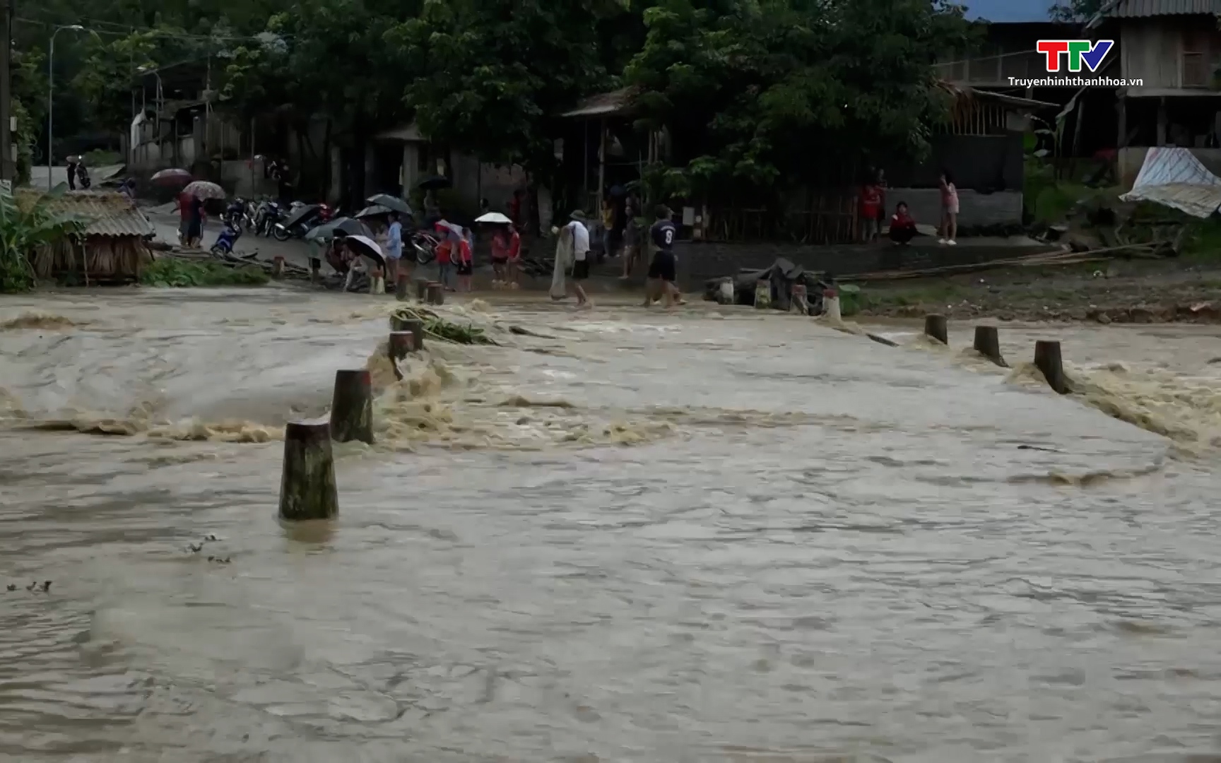 Huyện Quan Sơn: Mưa lớn trên diện rộng làm 1 người mất tích, nhiều tuyến đường bị sạt lở nghiêm trọng