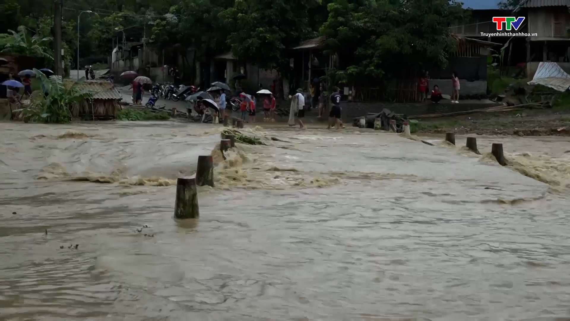 Huyện Quan Sơn: Mưa lớn trên diện rộng làm 1 người mất tích, nhiều tuyến đường bị sạt lở nghiêm trọng - Ảnh 2.