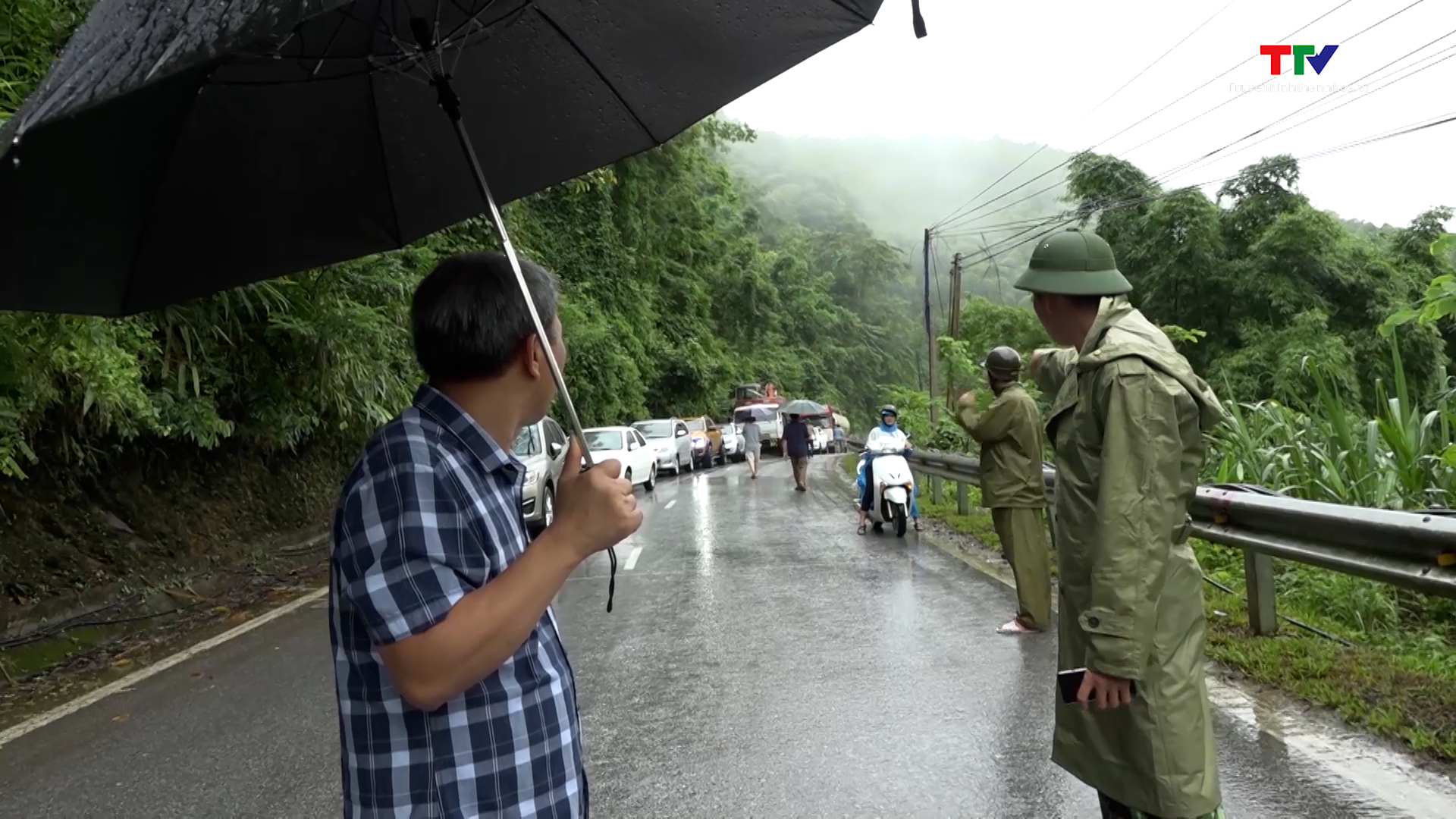 Huyện Quan Sơn: Mưa lớn trên diện rộng làm 1 người mất tích, nhiều tuyến đường bị sạt lở nghiêm trọng - Ảnh 3.
