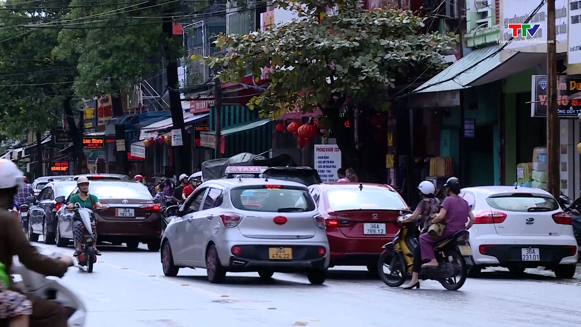 Mất an toàn giao thông tại các điểm bán bánh trung thu  tại thành phố Thanh Hóa  - Ảnh 2.