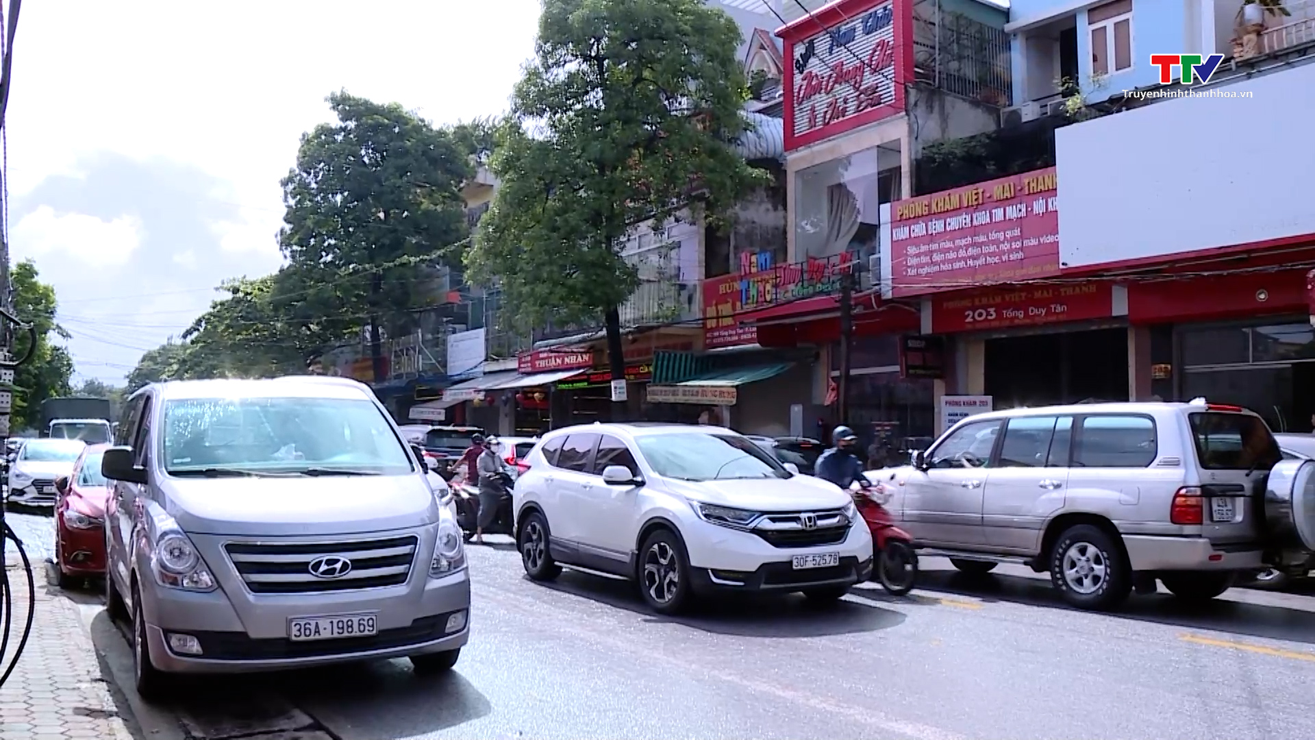 Mất an toàn giao thông tại các điểm bán bánh trung thu  tại thành phố Thanh Hóa  - Ảnh 3.