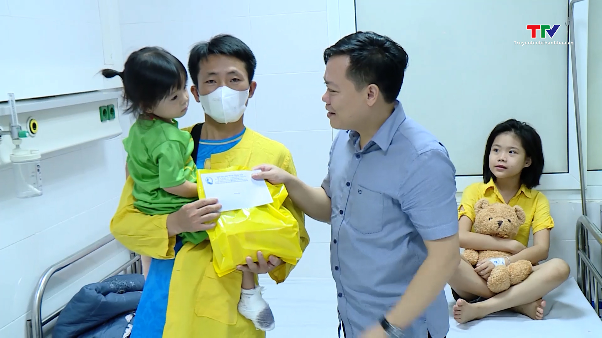 Thăm hỏi, tặng quà Trung thu cho các bệnh nhi tại Bệnh viện Nhi Thanh Hóa - Ảnh 2.