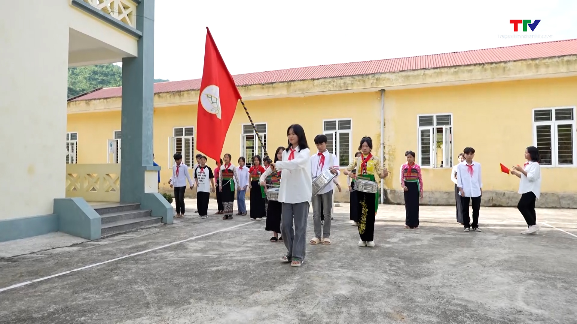 Huyện Mường Lát sẵn sàng cho lễ khai giảng năm học mới - Ảnh 2.