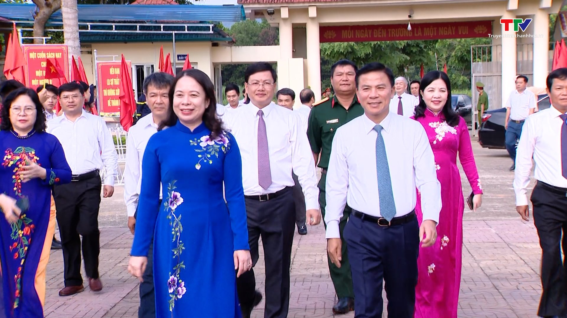 Phó Chủ tịch nước Võ Thị Ánh Xuân dự Lễ khai giảng năm học mới tại trường THPT Dân tộc nội trú Ngọc Lặc - Ảnh 2.