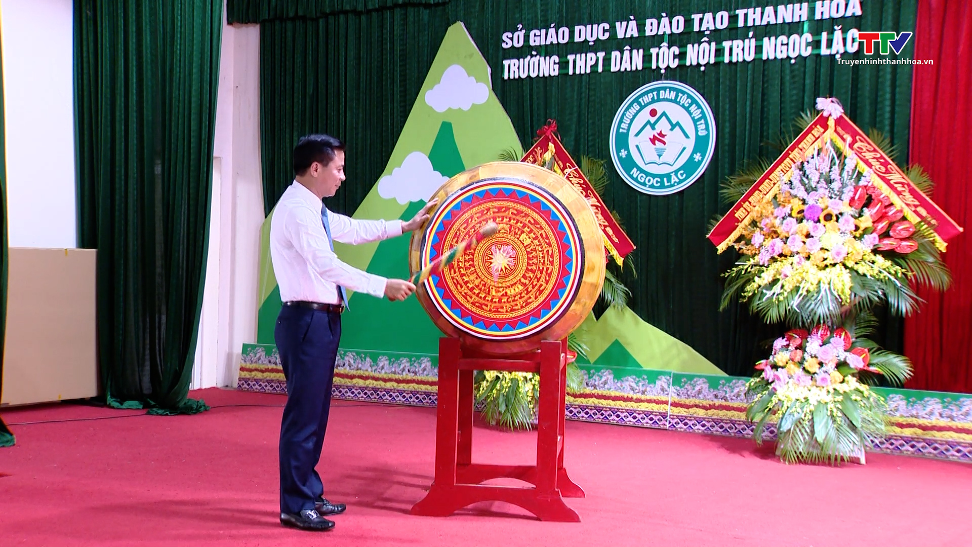 Phó Chủ tịch nước Võ Thị Ánh Xuân dự Lễ khai giảng năm học mới tại trường THPT Dân tộc nội trú Ngọc Lặc - Ảnh 3.