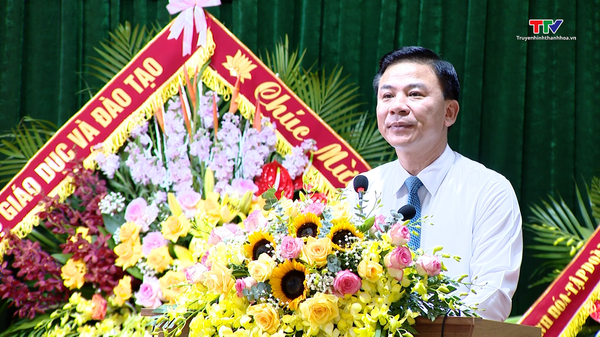 Phó Chủ tịch nước Võ Thị Ánh Xuân dự Lễ khai giảng năm học mới tại trường THPT Dân tộc nội trú Ngọc Lặc - Ảnh 5.