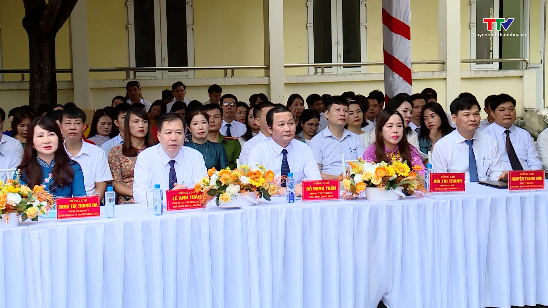 Chủ tịch UBND tỉnh Đỗ Minh Tuấn dự lễ khai giảng năm học mới - Ảnh 2.